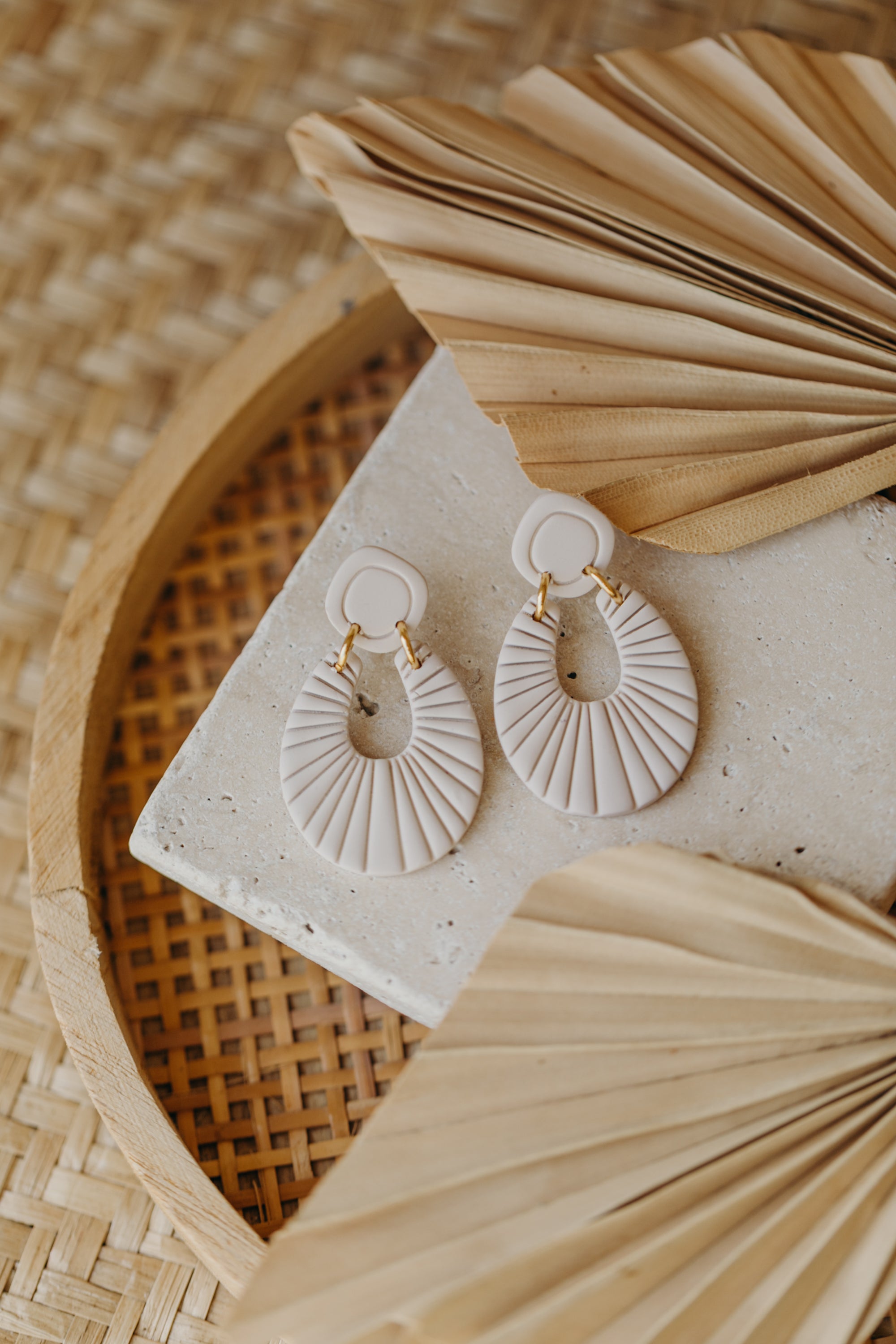 RILEY - einfarbige Polymer Ton Ohrringe in Vanille