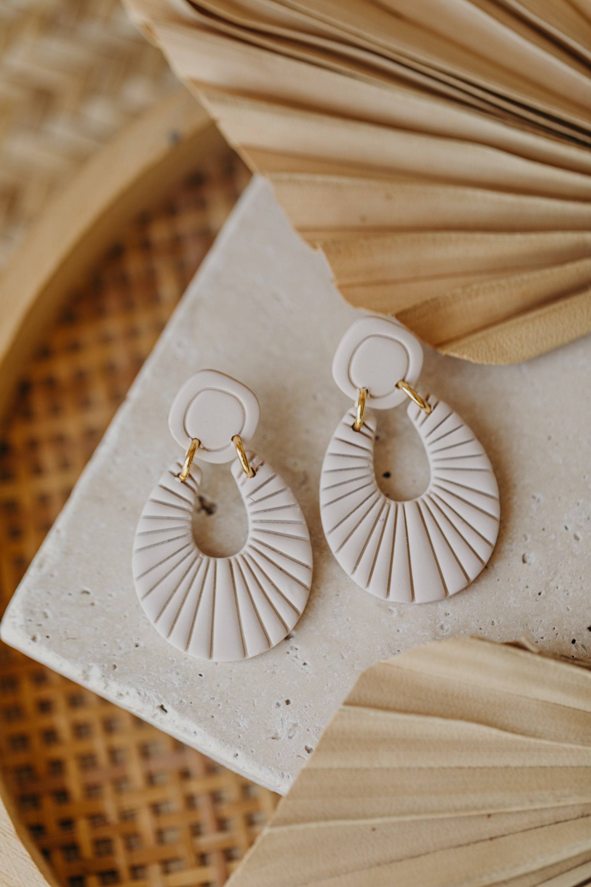 RILEY - einfarbige Polymer Ton Ohrringe in Vanille