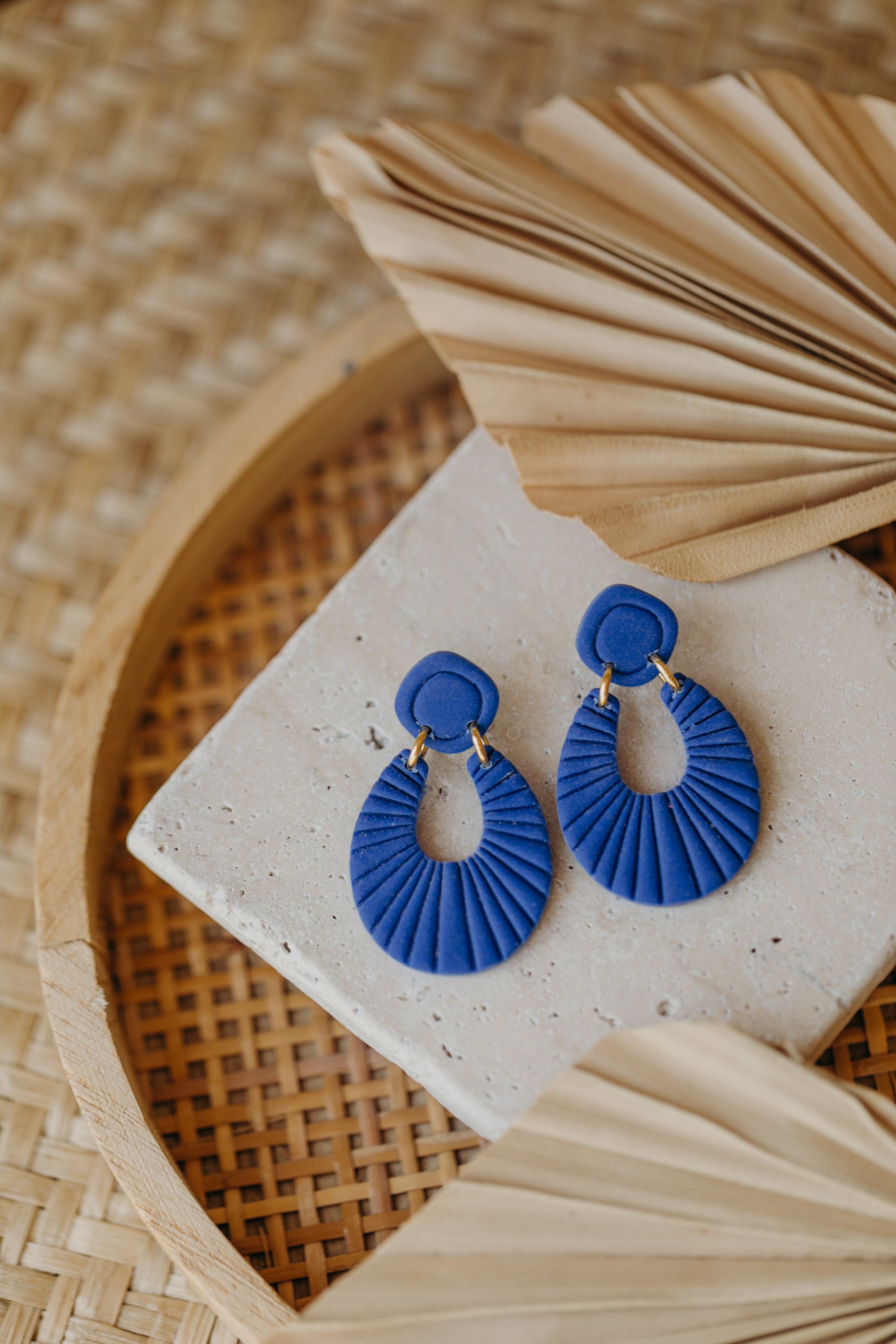 RILEY - einfarbige Polymer Ton Ohrringe in Blau