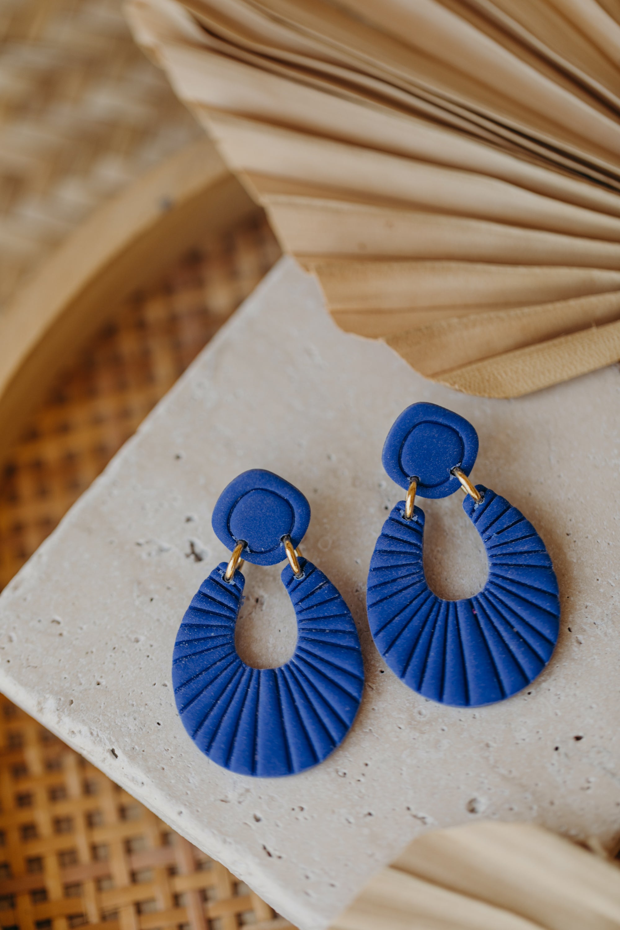 RILEY - einfarbige Polymer Ton Ohrringe in Blau