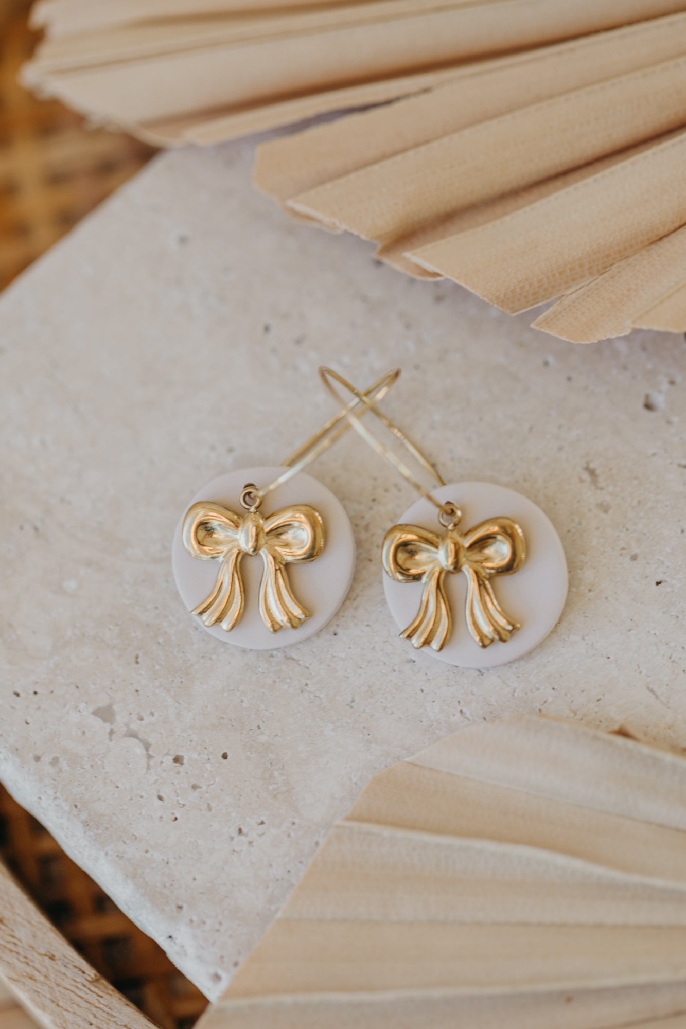 ROSALIE - runde helle Polymer Ton Creolen mit goldener Schleife