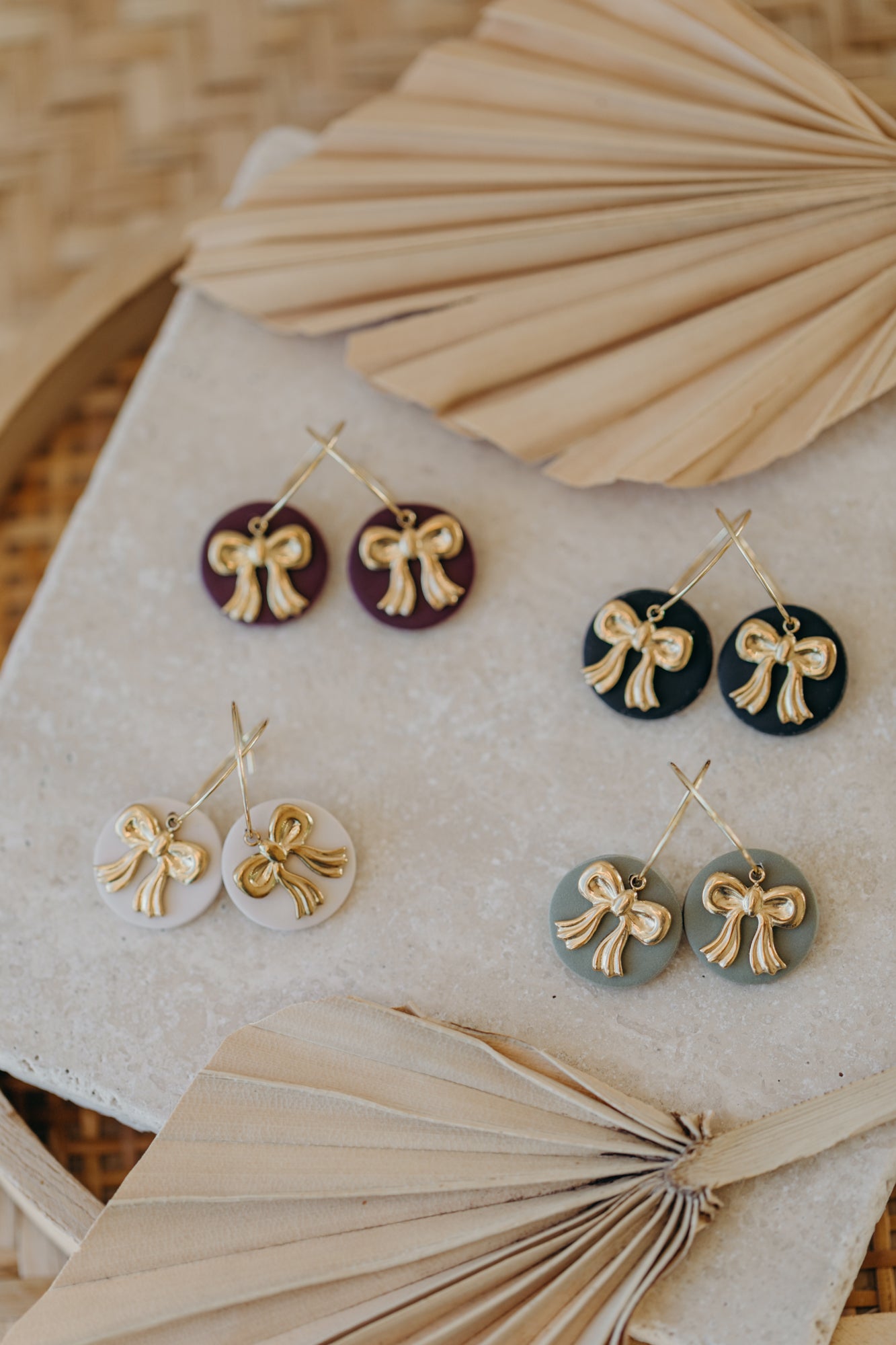 ROSALIE - runde helle Polymer Ton Creolen mit goldener Schleife