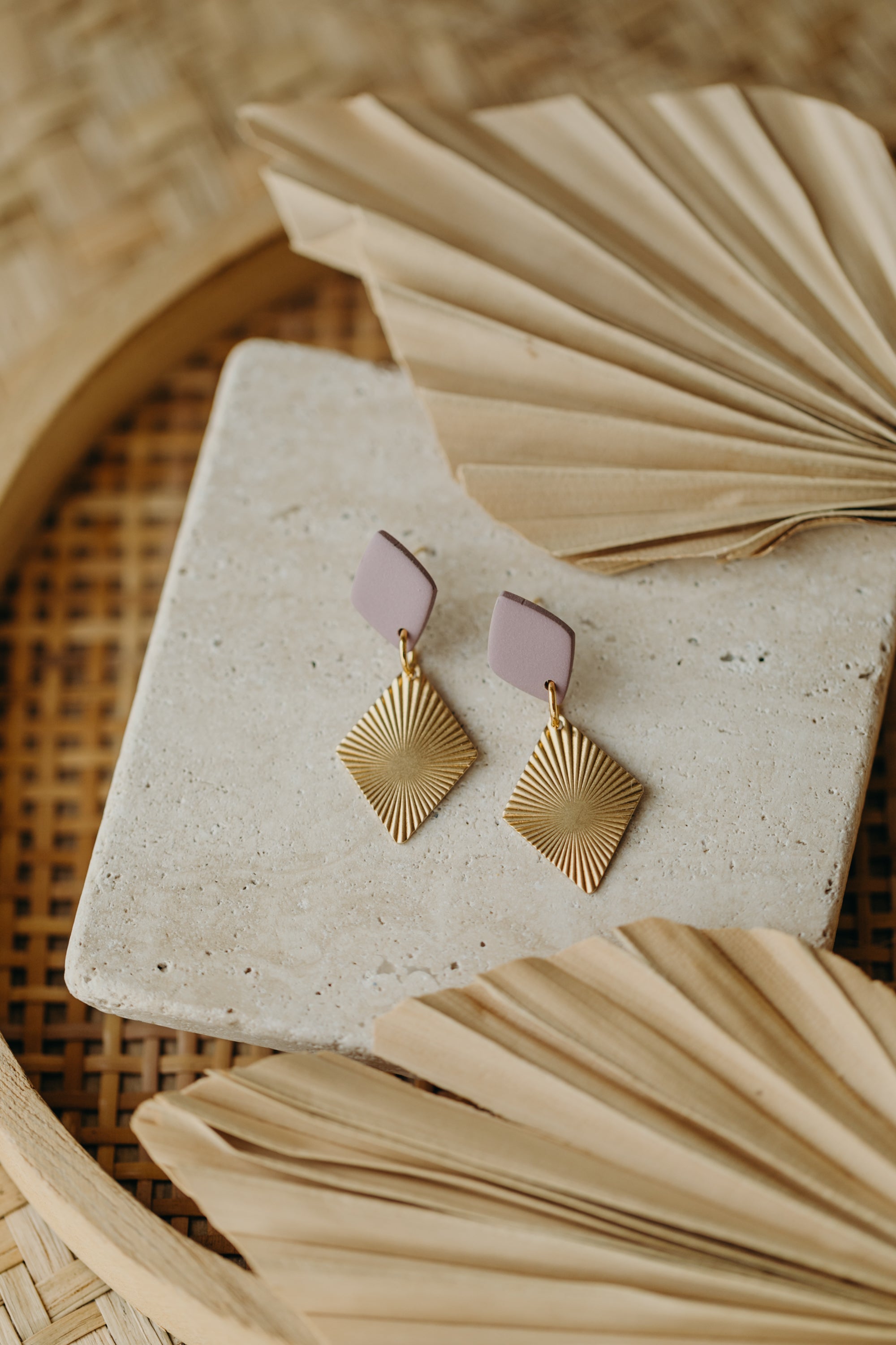 ROYA - leichte Messing Ohrringe mit Raute aus Polymer Ton in Flieder