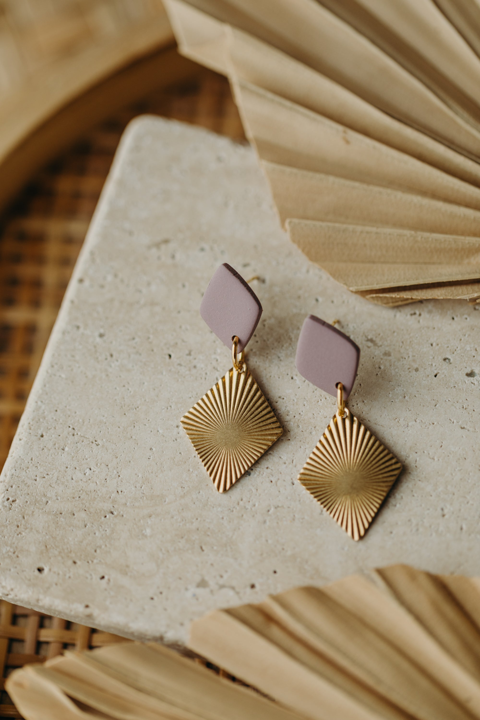 ROYA - leichte Messing Ohrringe mit Raute aus Polymer Ton in Flieder