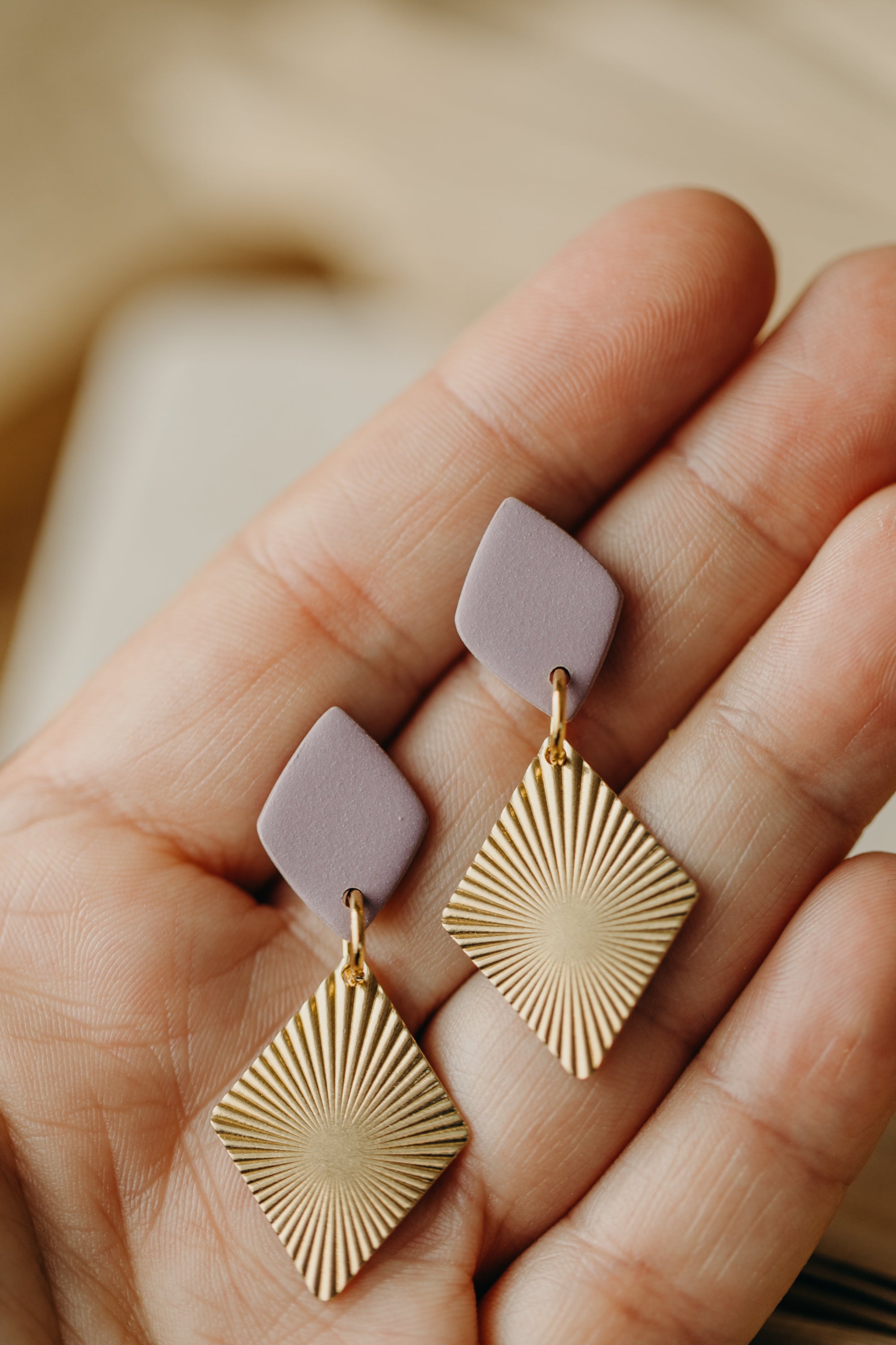 ROYA - leichte Messing Ohrringe mit Raute aus Polymer Ton in Flieder