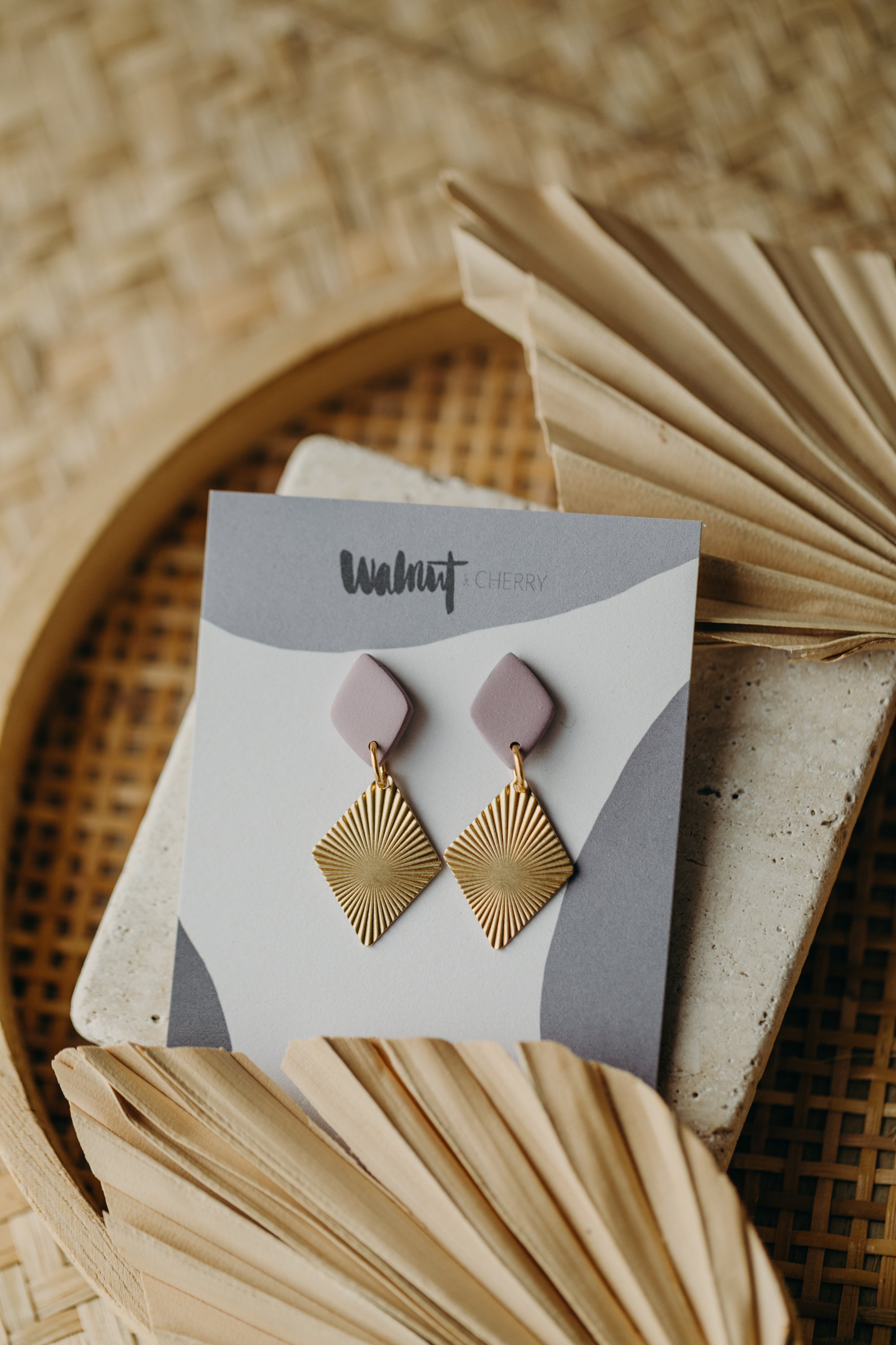 ROYA - leichte Messing Ohrringe mit Raute aus Polymer Ton in Flieder