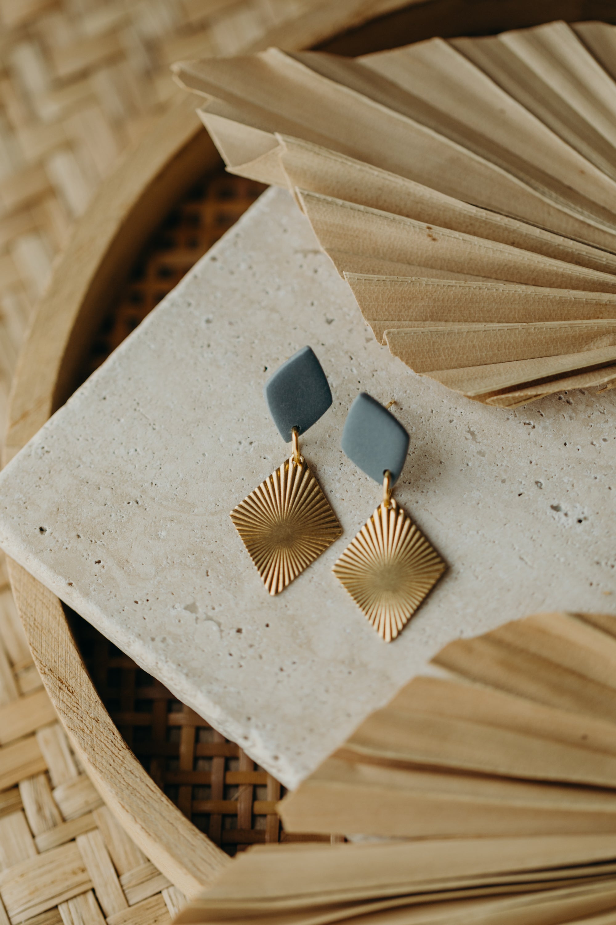 ROYA - leichte Messing Ohrringe mit Raute aus Polymer Ton in Rauchblau