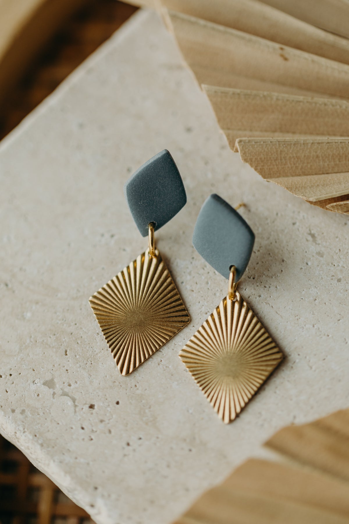 ROYA - Messing Ohrringe mit Raute aus Polymer Ton in Rauchblau