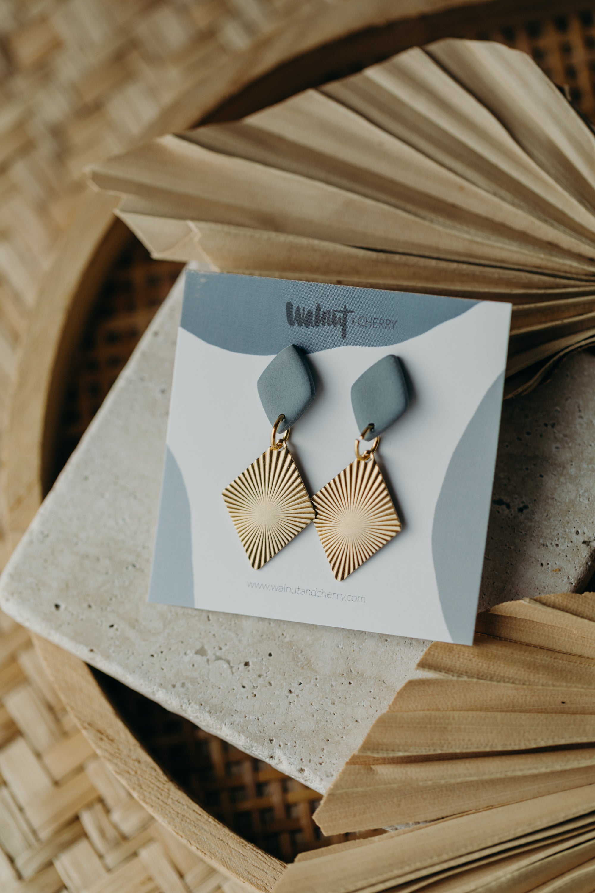 ROYA - leichte Messing Ohrringe mit Raute aus Polymer Ton in Rauchblau