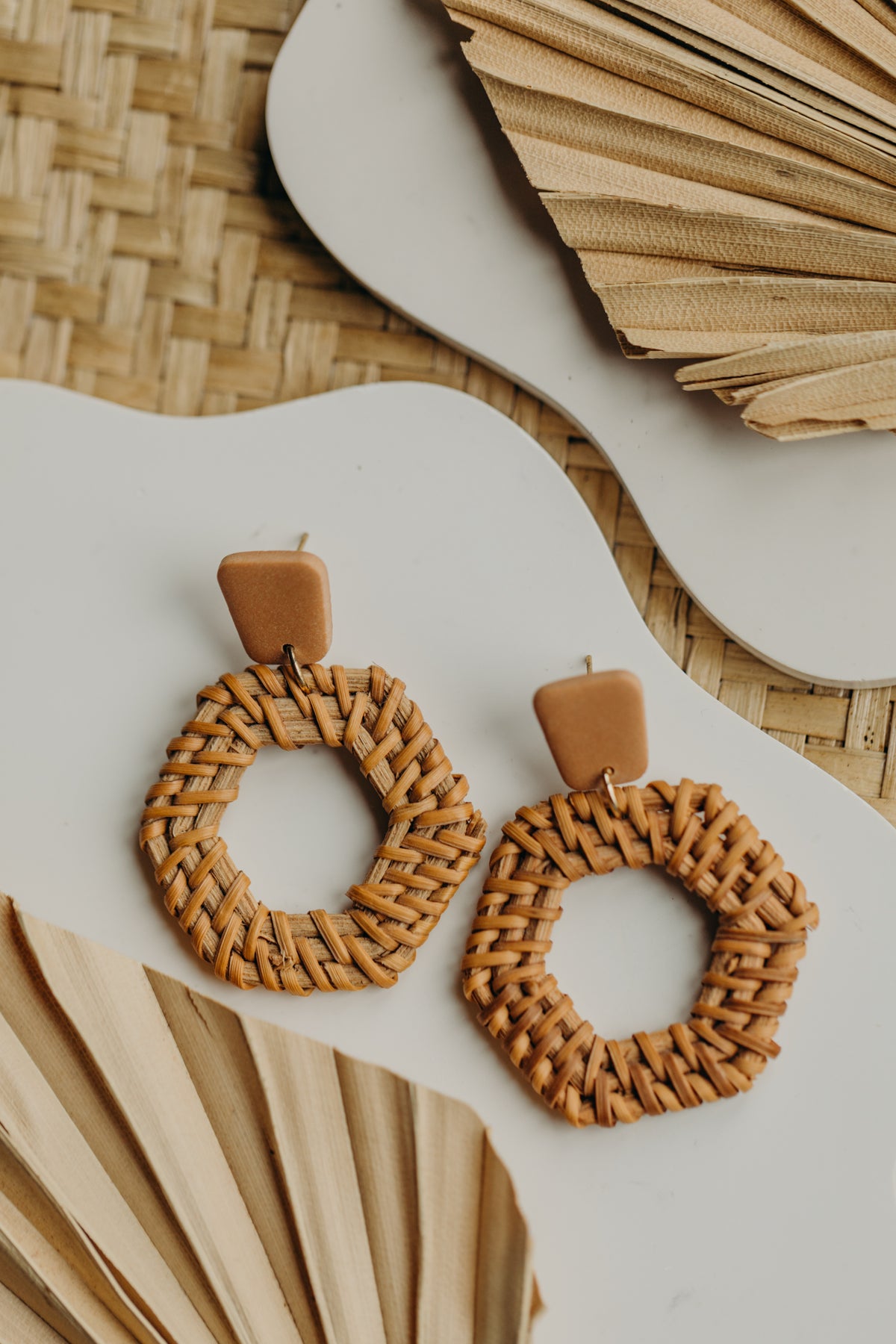 altrosa Polymer Ton Ohrringe mit Rattan Anhänger Sechseck