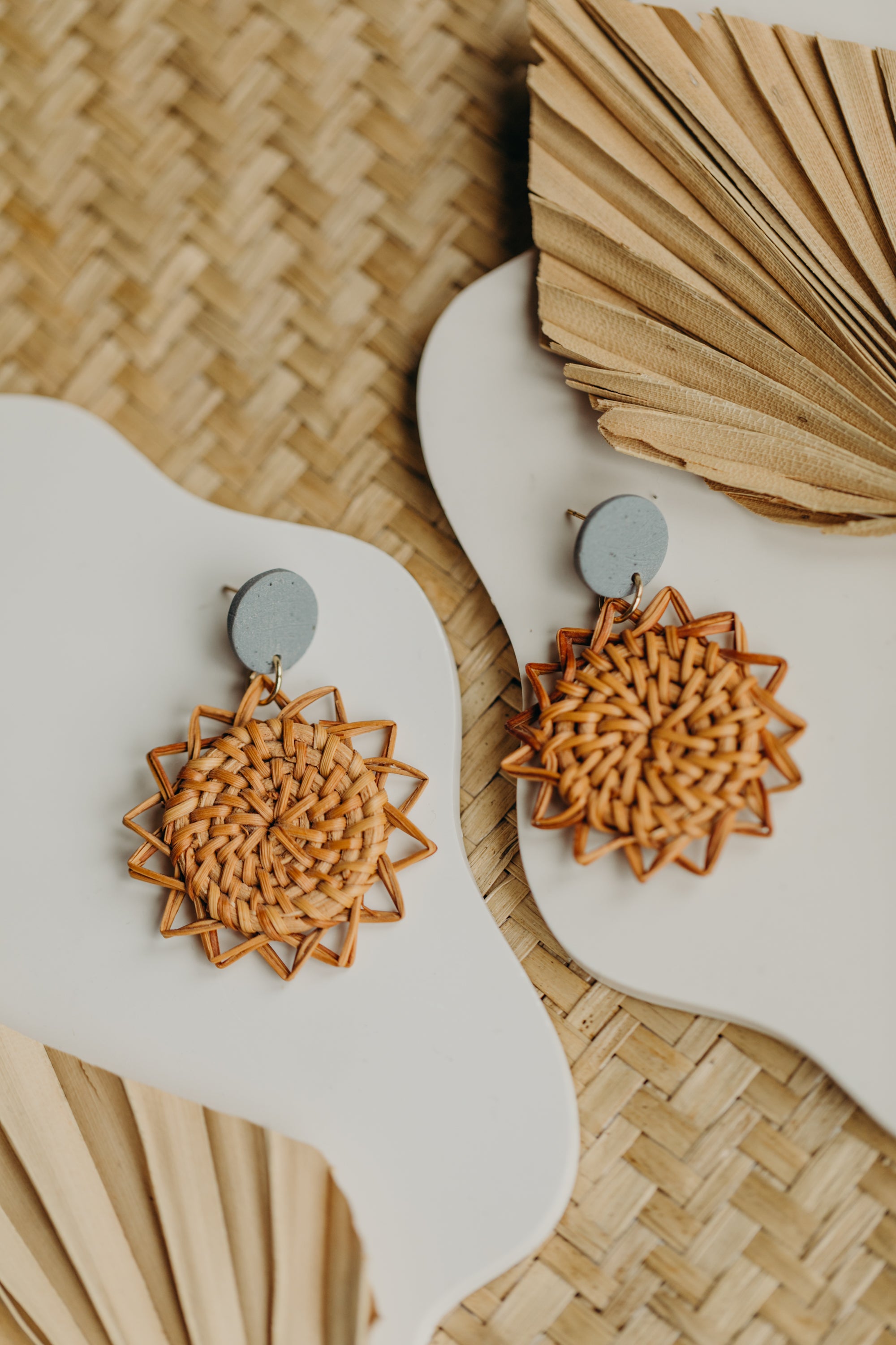 runde Polymer Ton Ohrringe in der Farbe Blau-Grau mit Rattan Anhänger Sonne