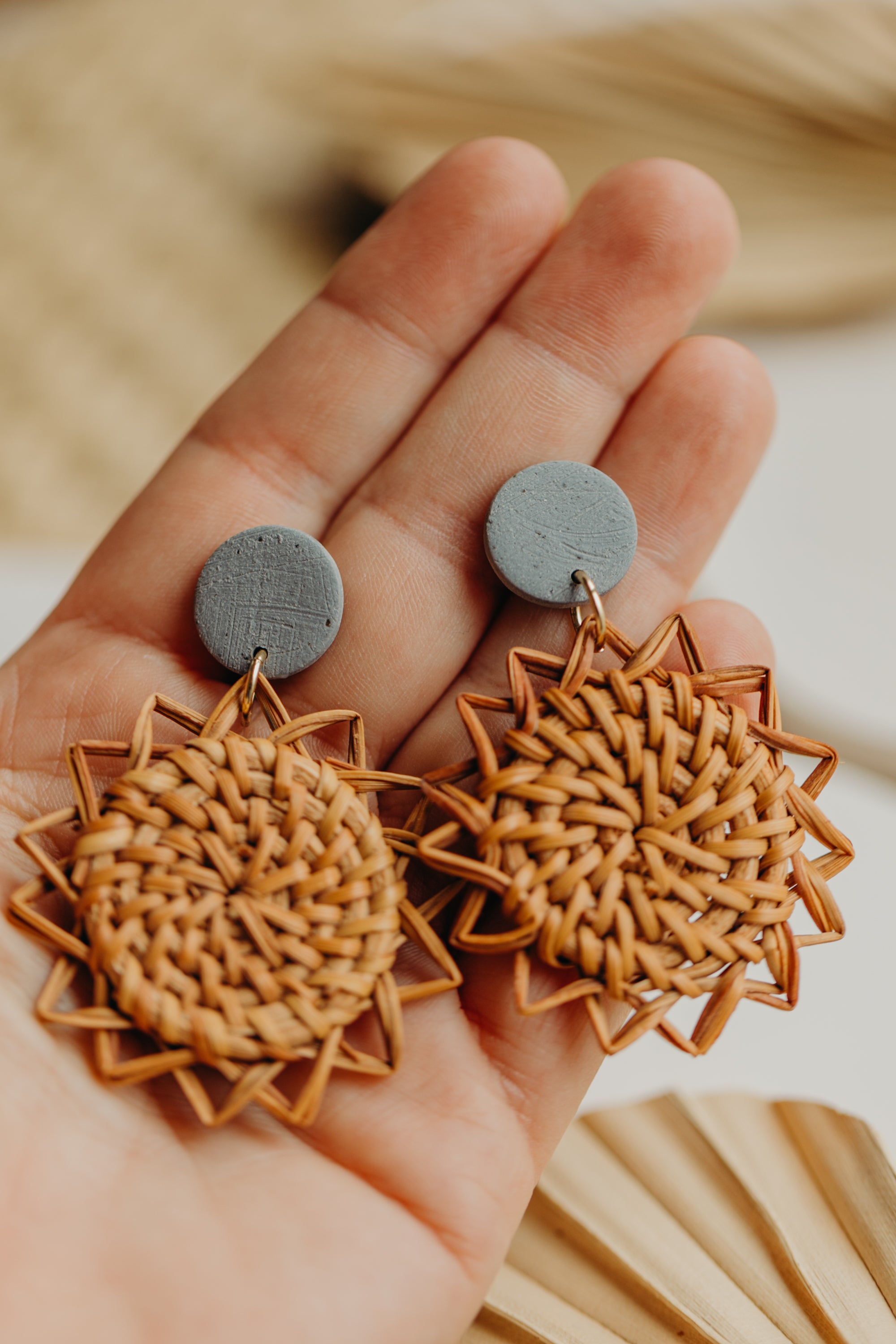 runde Polymer Ton Ohrringe in der Farbe Blau-Grau mit Rattan Anhänger Sonne