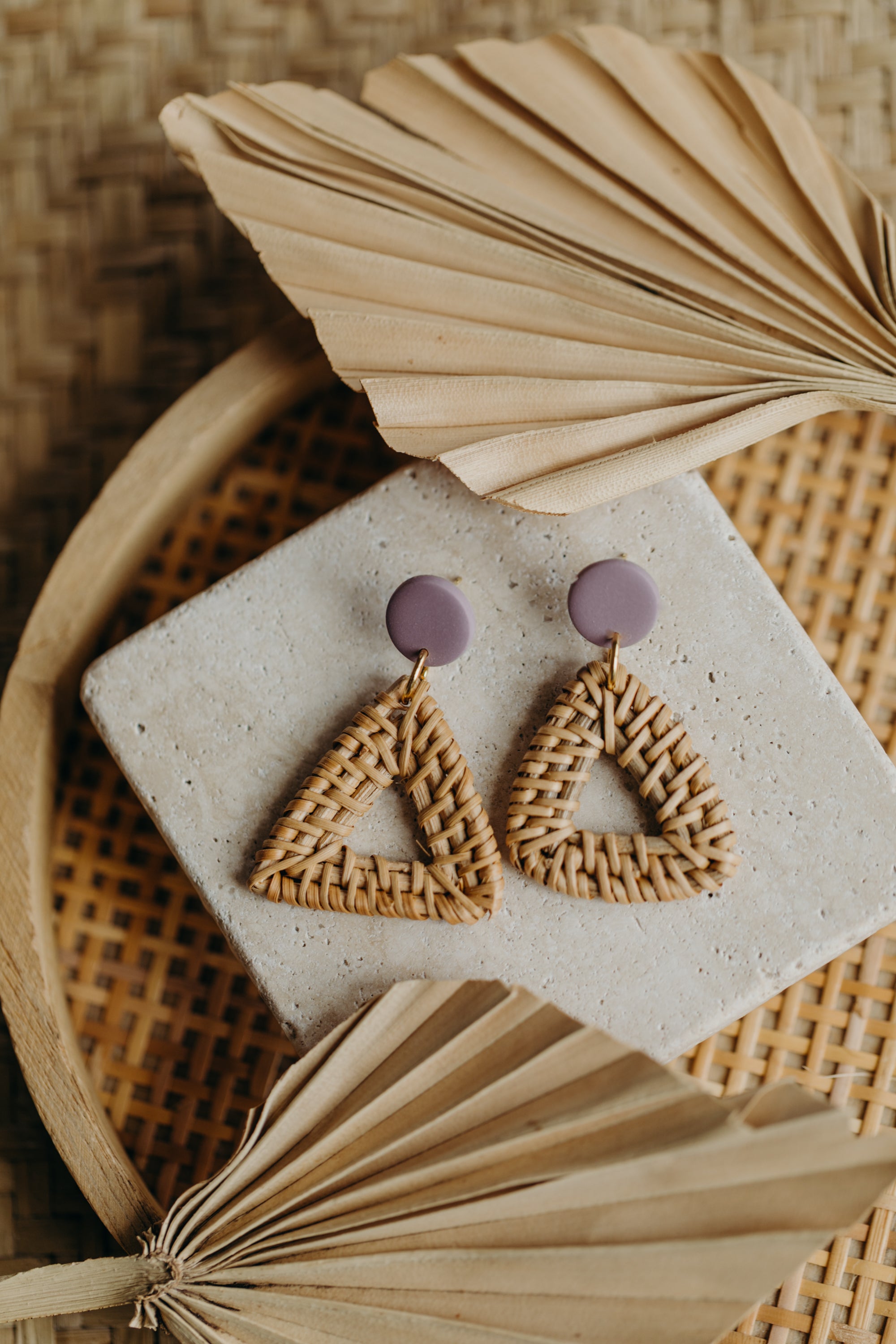 Runde Polymer Ton Ohrringe mit dreieckigem Rattan Anhänger in der Farbe Flieder