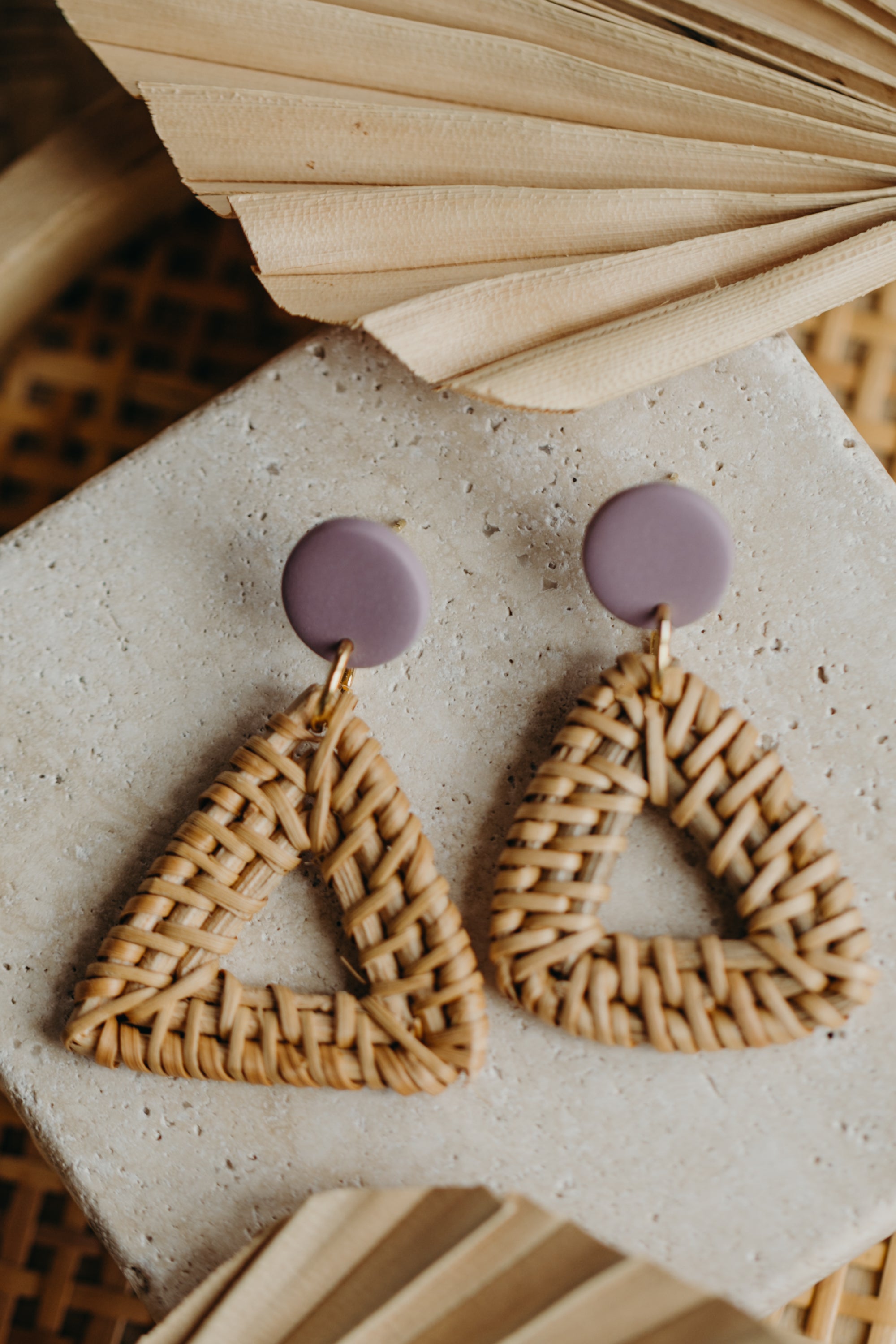 Runde Polymer Ton Ohrringe mit dreieckigem Rattan Anhänger in der Farbe Flieder