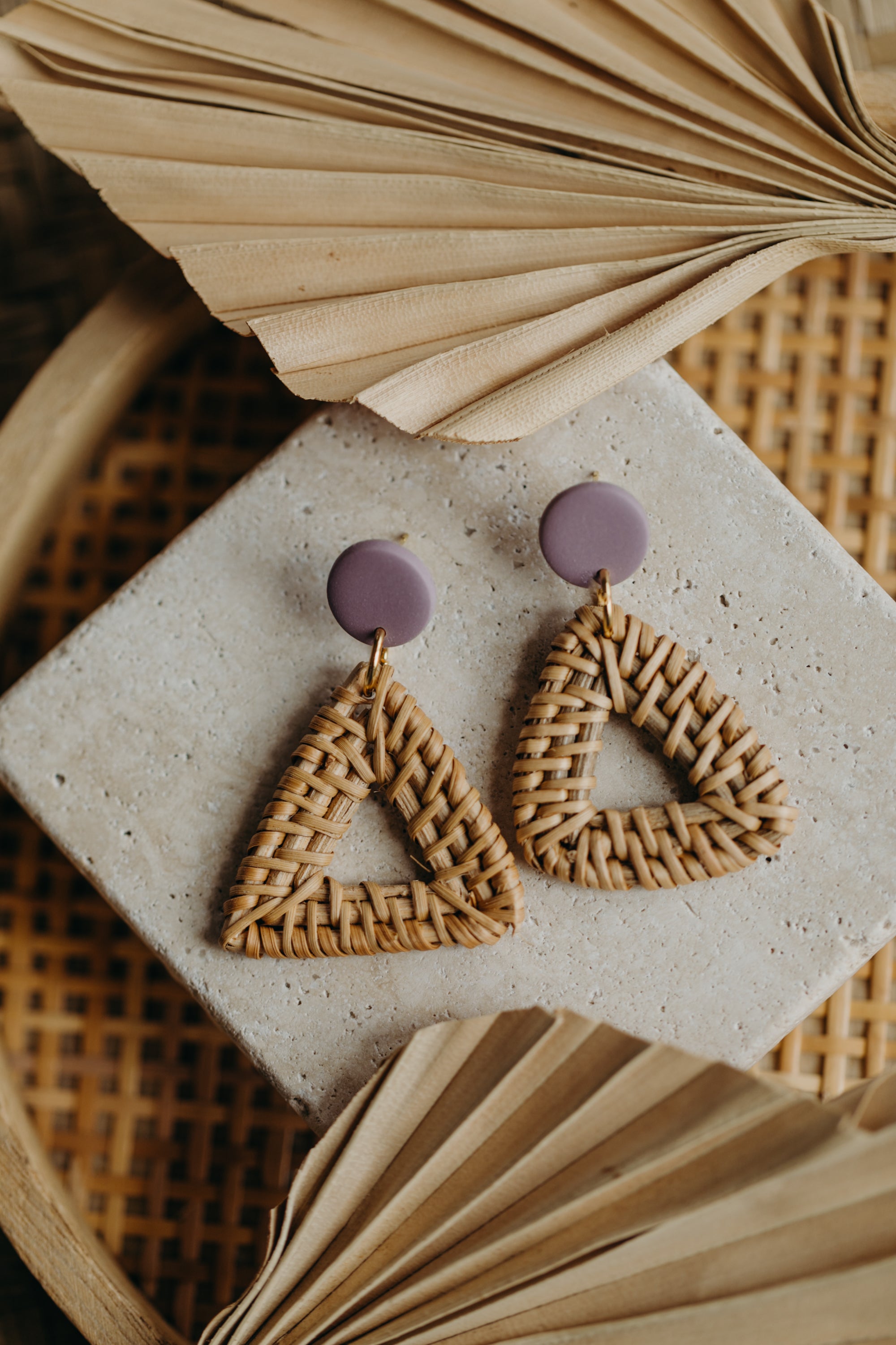 Runde Polymer Ton Ohrringe mit dreieckigem Rattan Anhänger in der Farbe Flieder