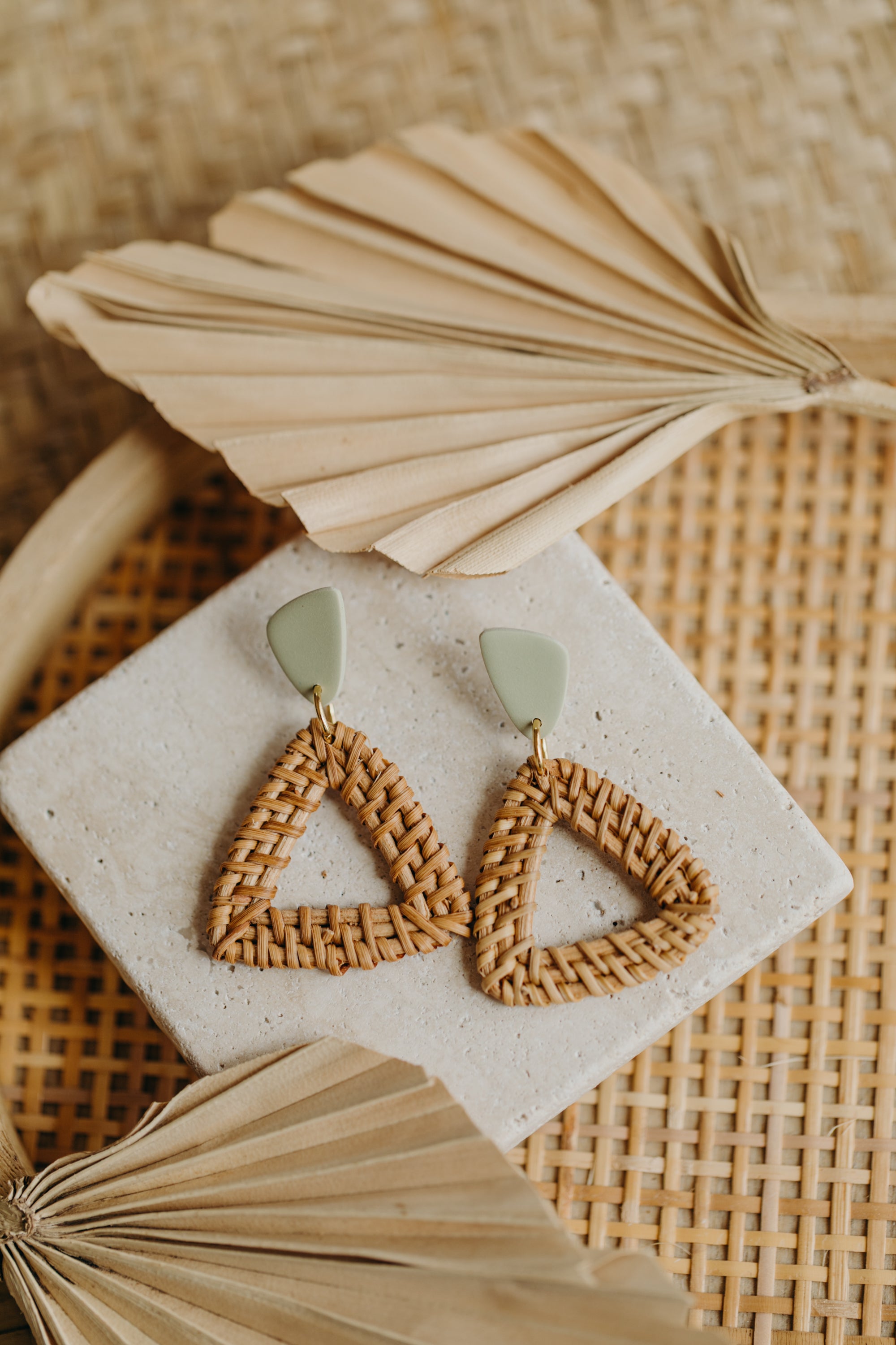 Dreieckige Polymer Ton Ohrringe mit dreieckigem Rattan Anhänger in der Farbe Lindgrün
