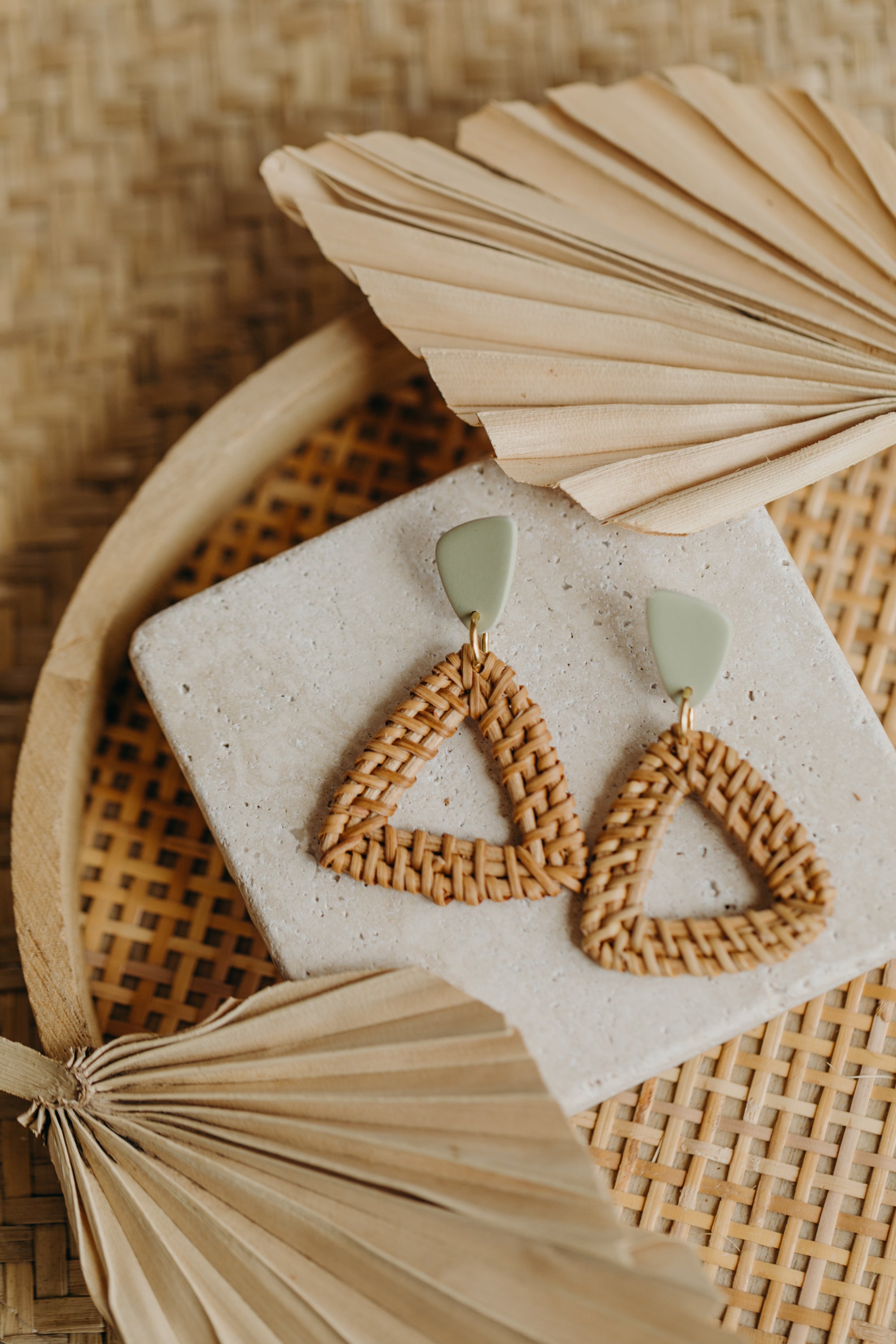 Dreieckige Polymer Ton Ohrringe mit dreieckigem Rattan Anhänger in der Farbe Lindgrün