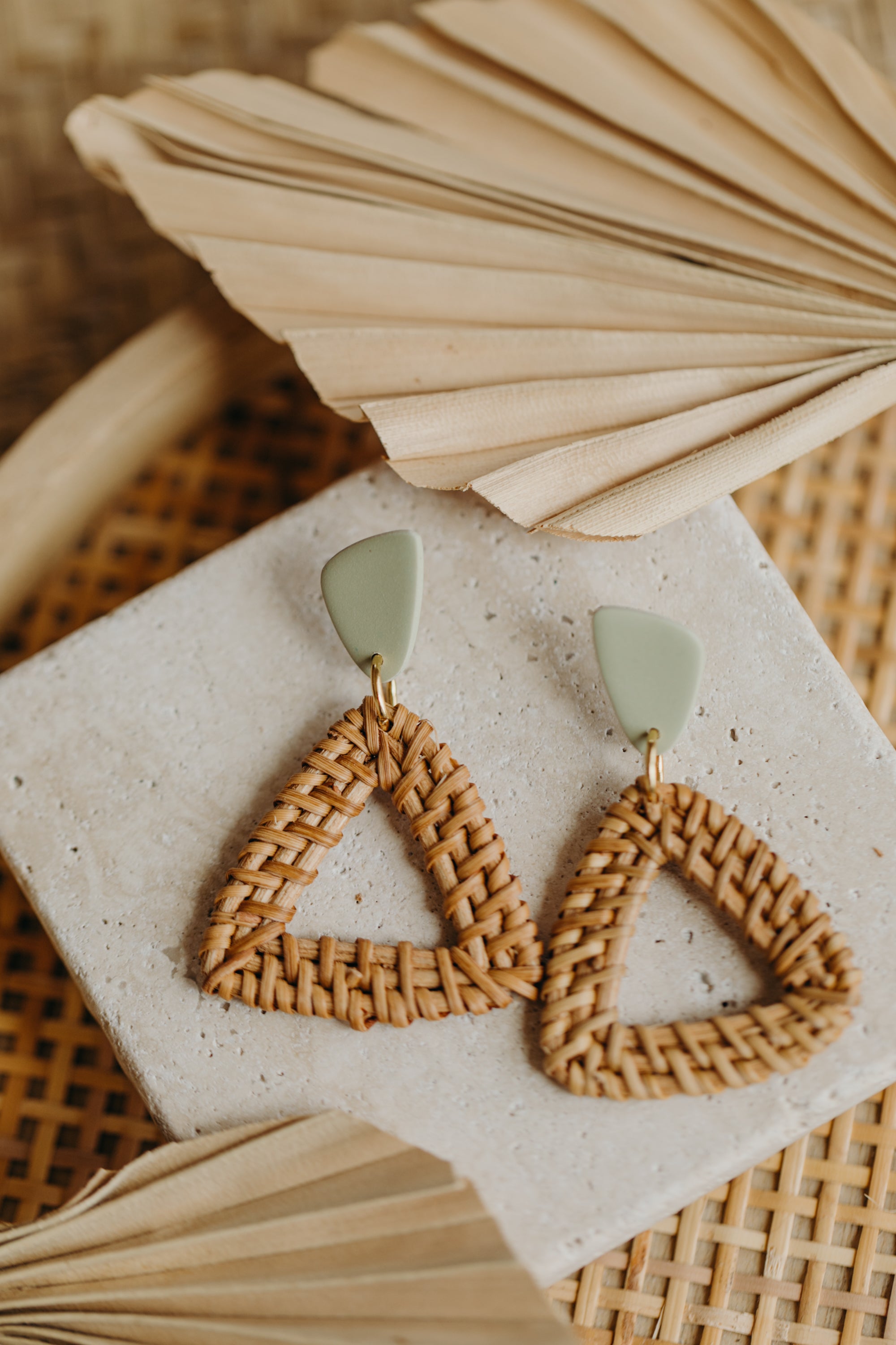 Dreieckige Polymer Ton Ohrringe mit dreieckigem Rattan Anhänger in der Farbe Lindgrün