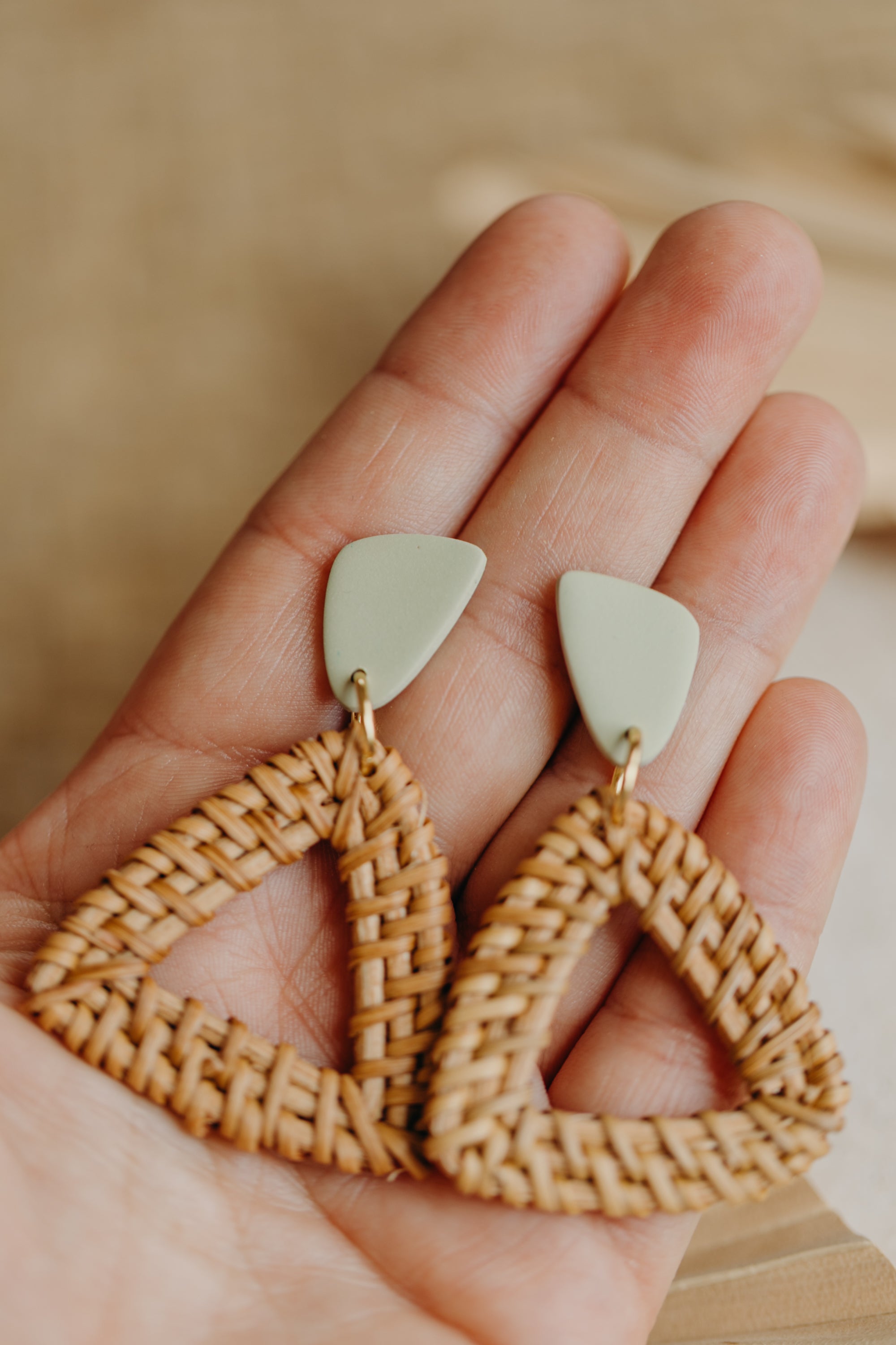 Dreieckige Polymer Ton Ohrringe mit dreieckigem Rattan Anhänger in der Farbe Lindgrün