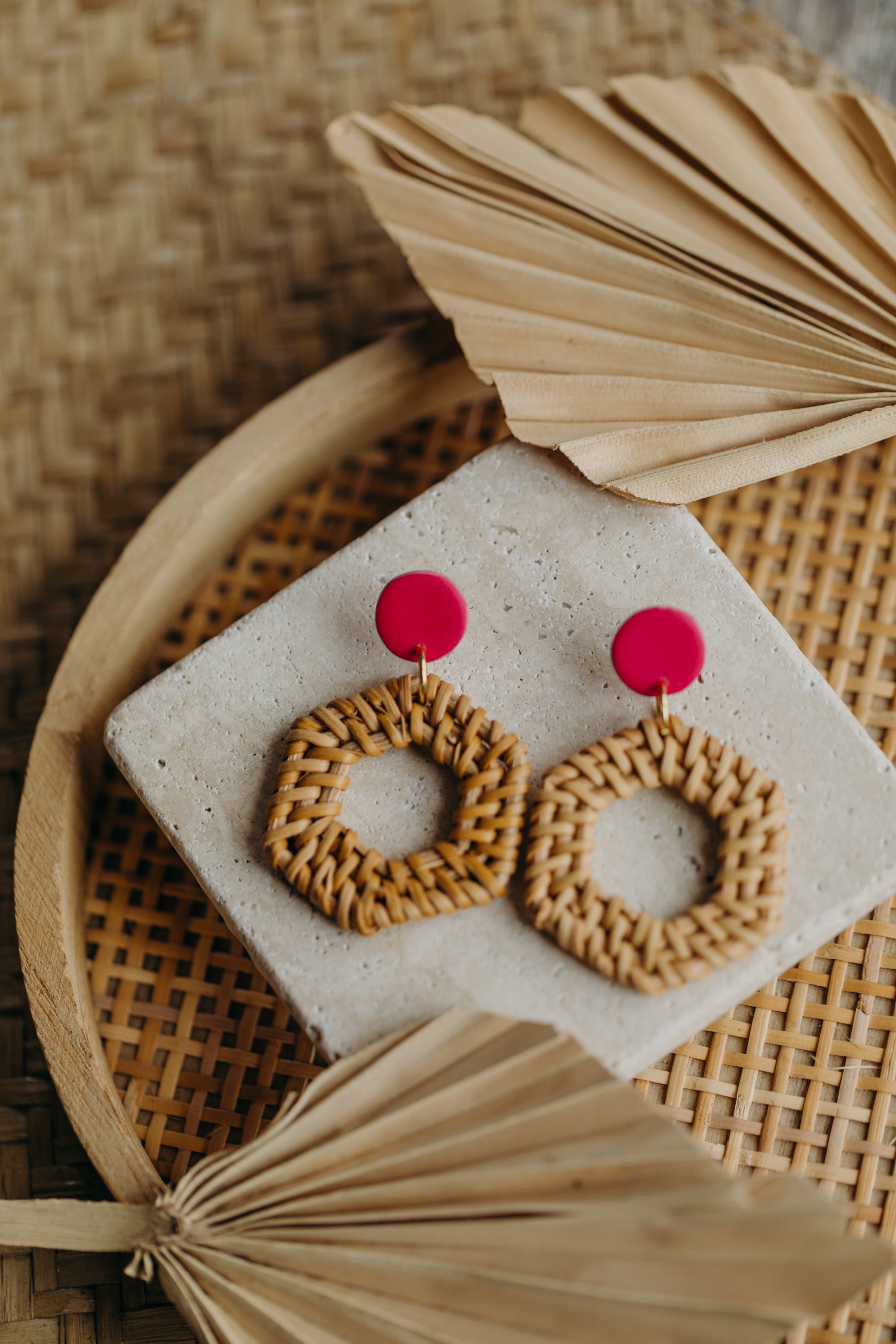 Pinke Polymer Ton Ohrringe mit Rattan Anhänger Sechseck