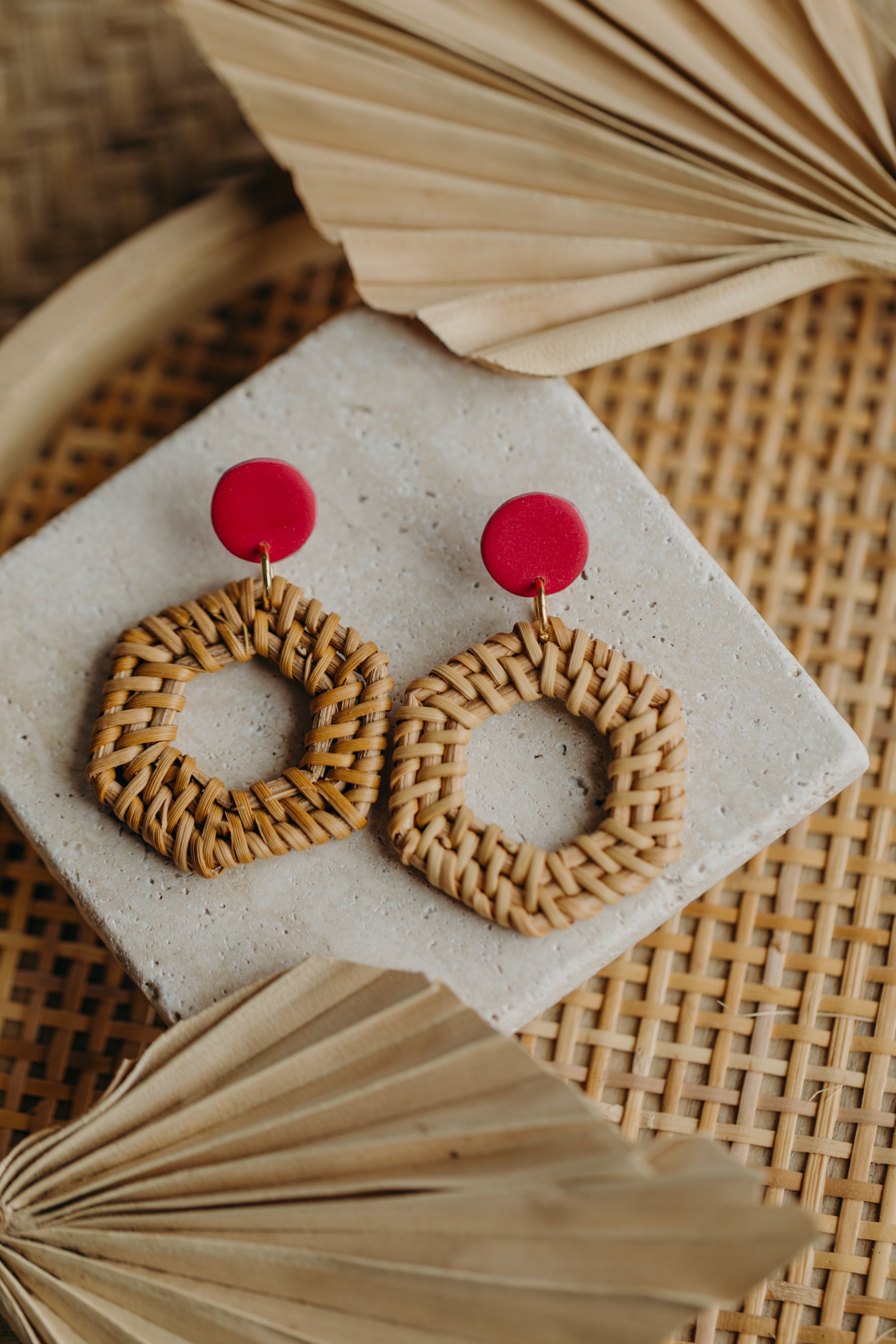 Pinke Polymer Ton Ohrringe mit Rattan Anhänger Sechseck
