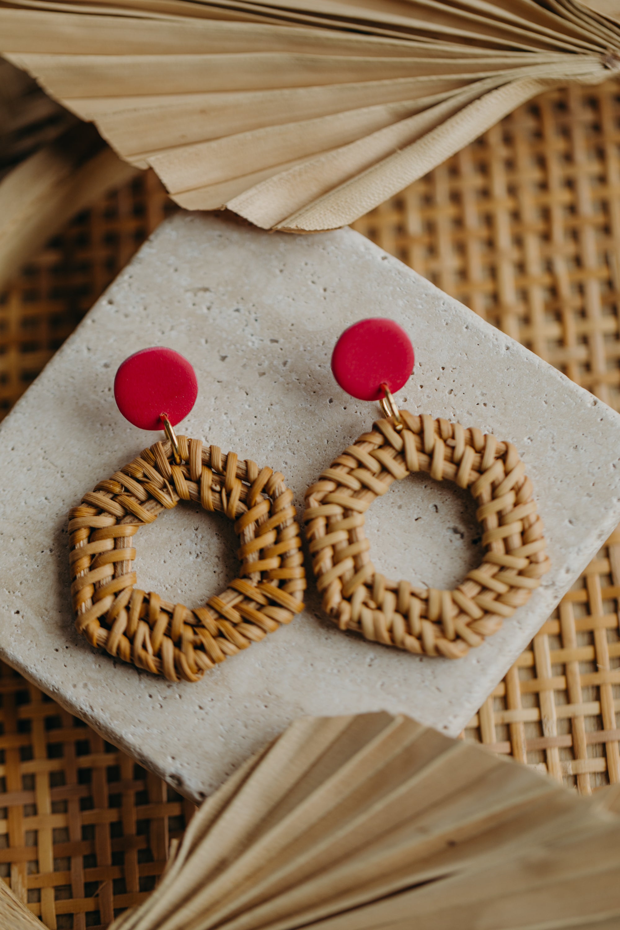 Pinke Polymer Ton Ohrringe mit Rattan Anhänger Sechseck