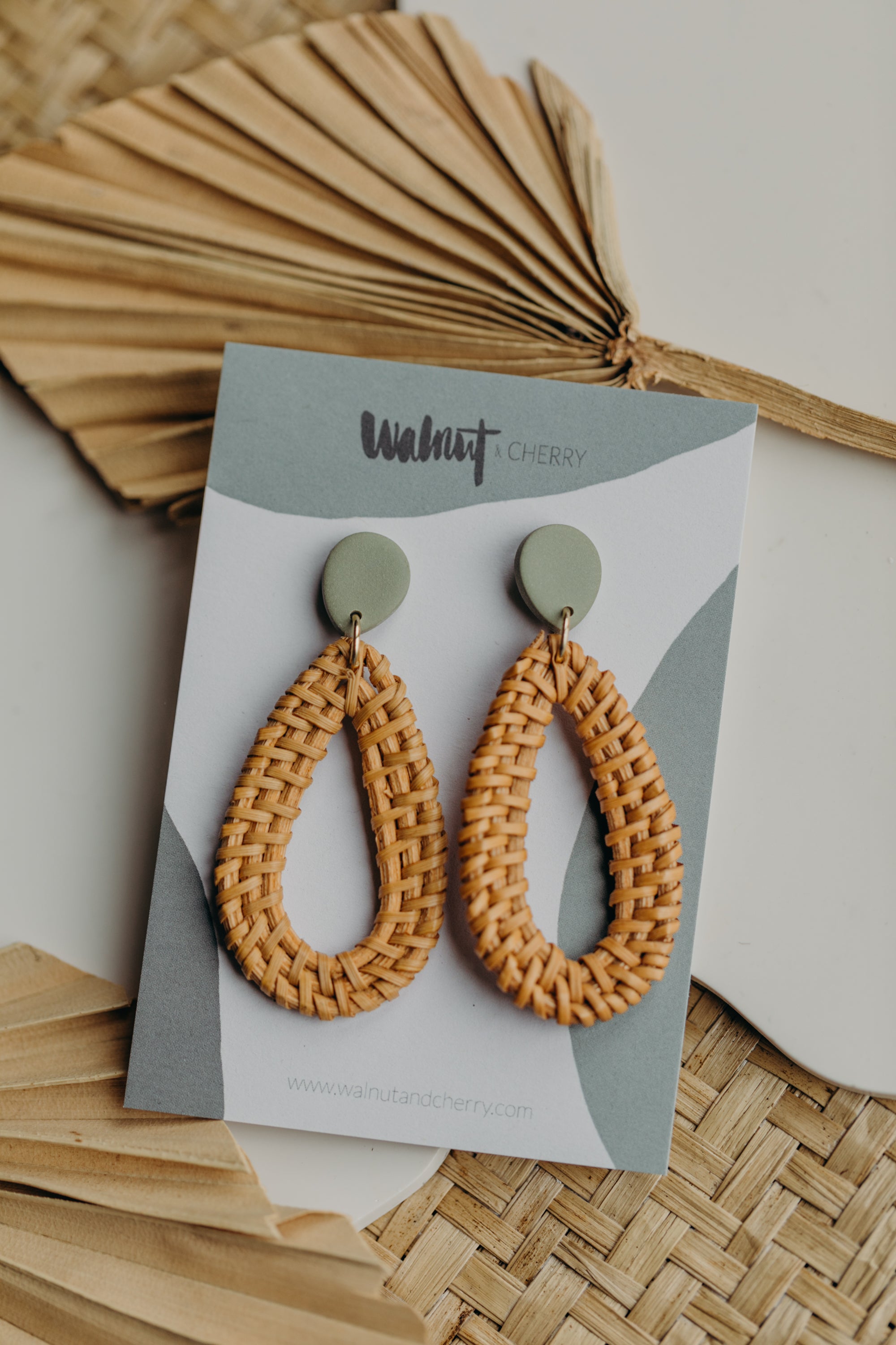 Eukalyptus grüne Polymer Ton Ohrringe mit Rattan Anhänger Tropfen