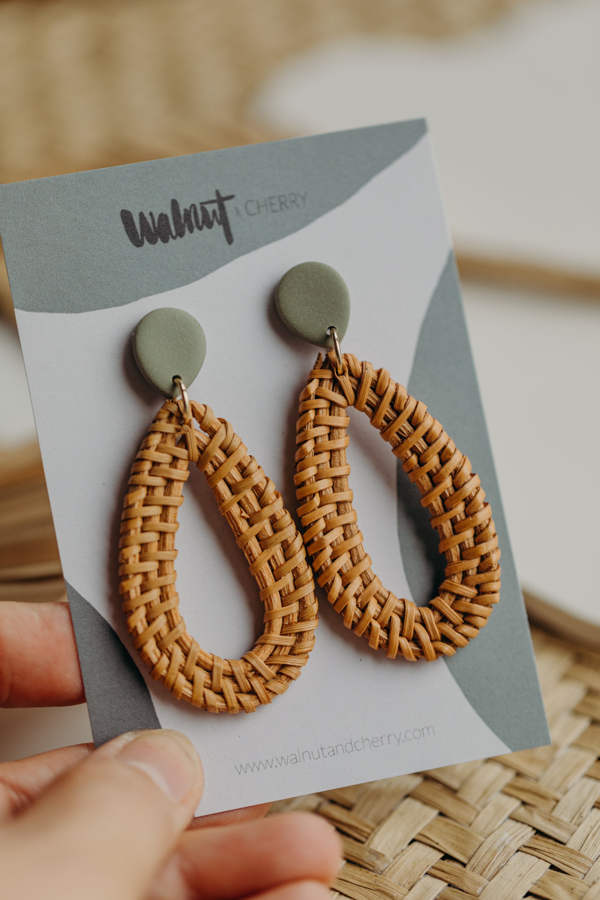 Eukalyptus grüne Polymer Ton Ohrringe mit Rattan Anhänger Tropfen