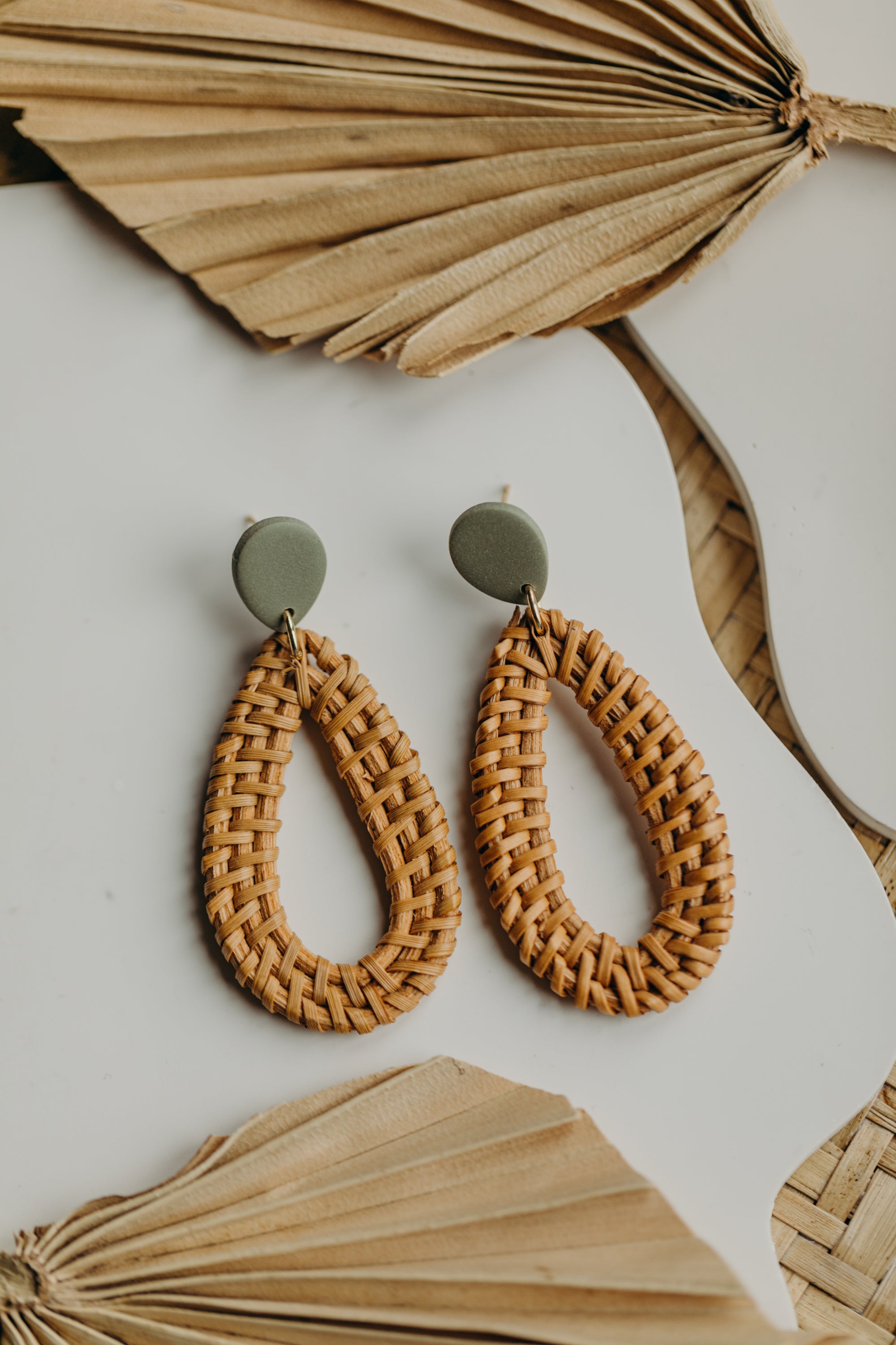 Eukalyptus grüne Polymer Ton Ohrringe mit Rattan Anhänger Tropfen