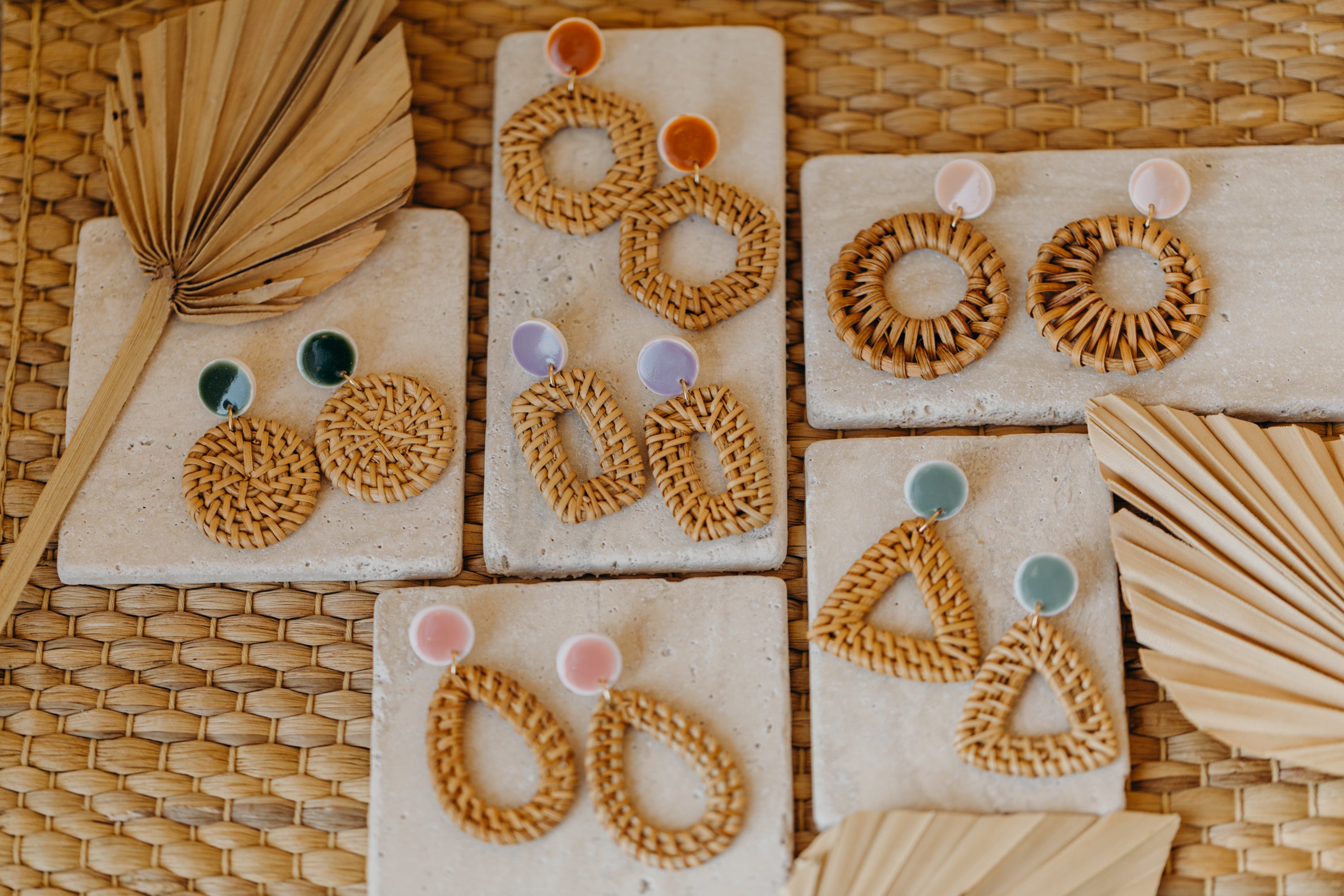 Lila Polymer Ton Ohrringe im Keramik Look mit Rattan Anhänger Rechteck