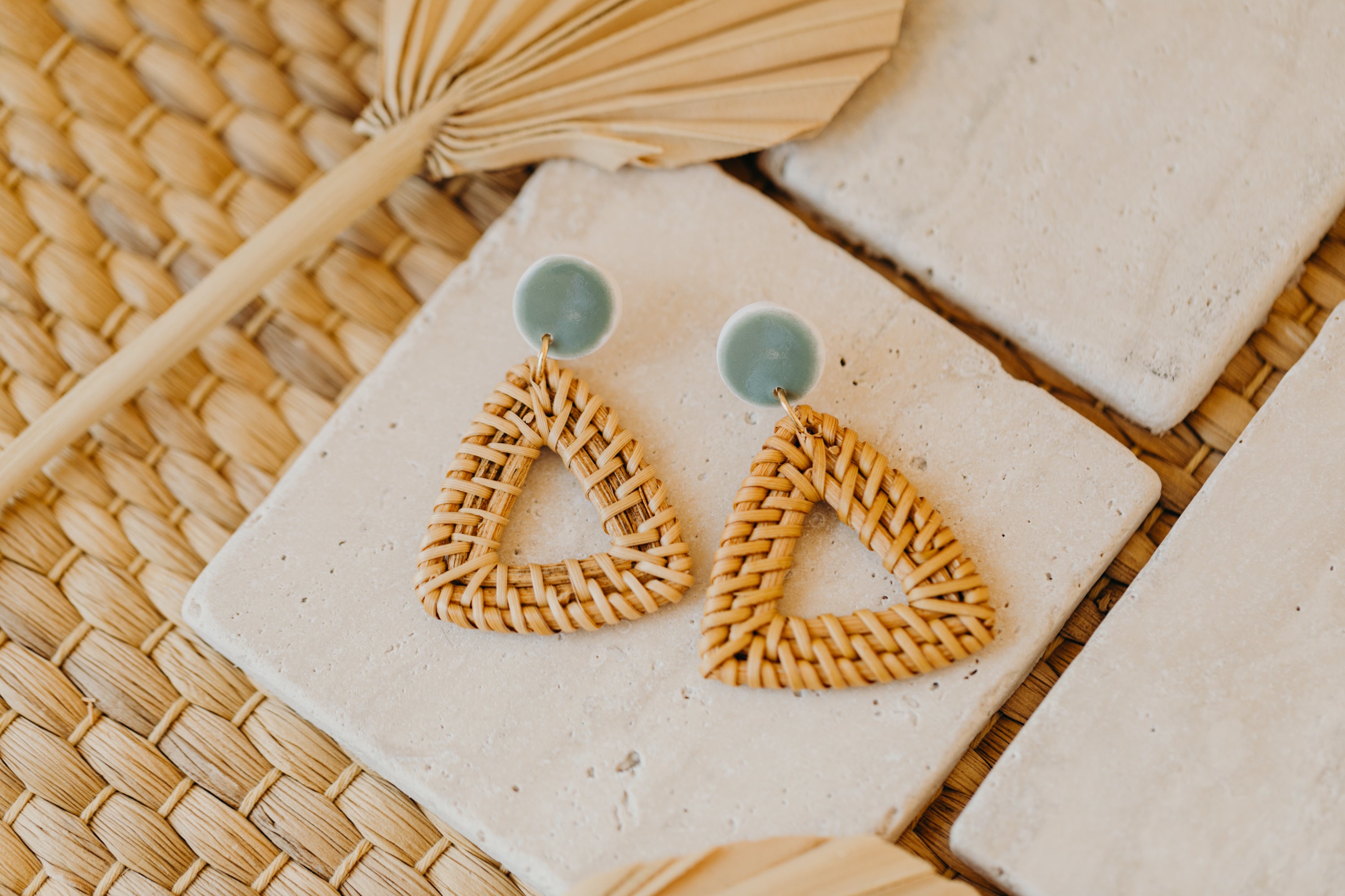 Grüne Polymer Ton Ohrringe im Keramik Look mit Rattan Anhänger Dreieck