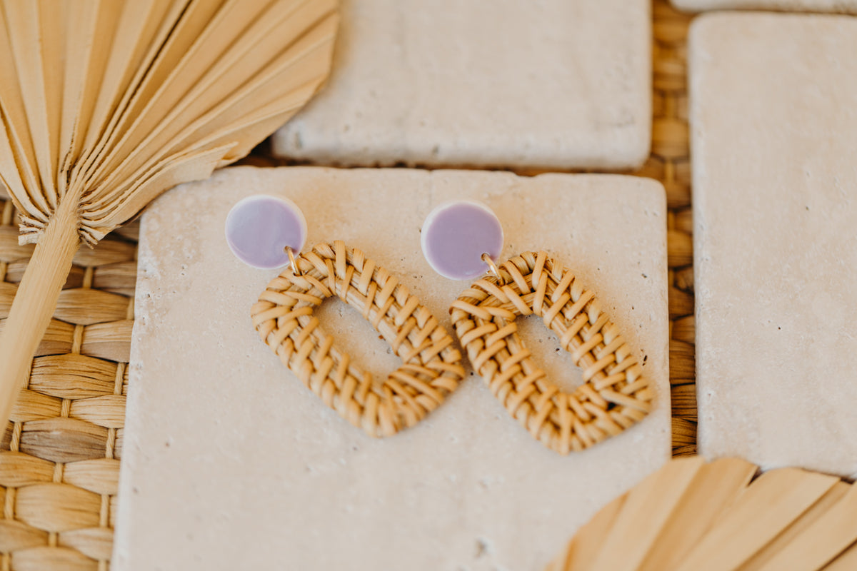 Lila Polymer Ton Ohrringe im Keramik Look mit Rattan Anhänger Rechteck