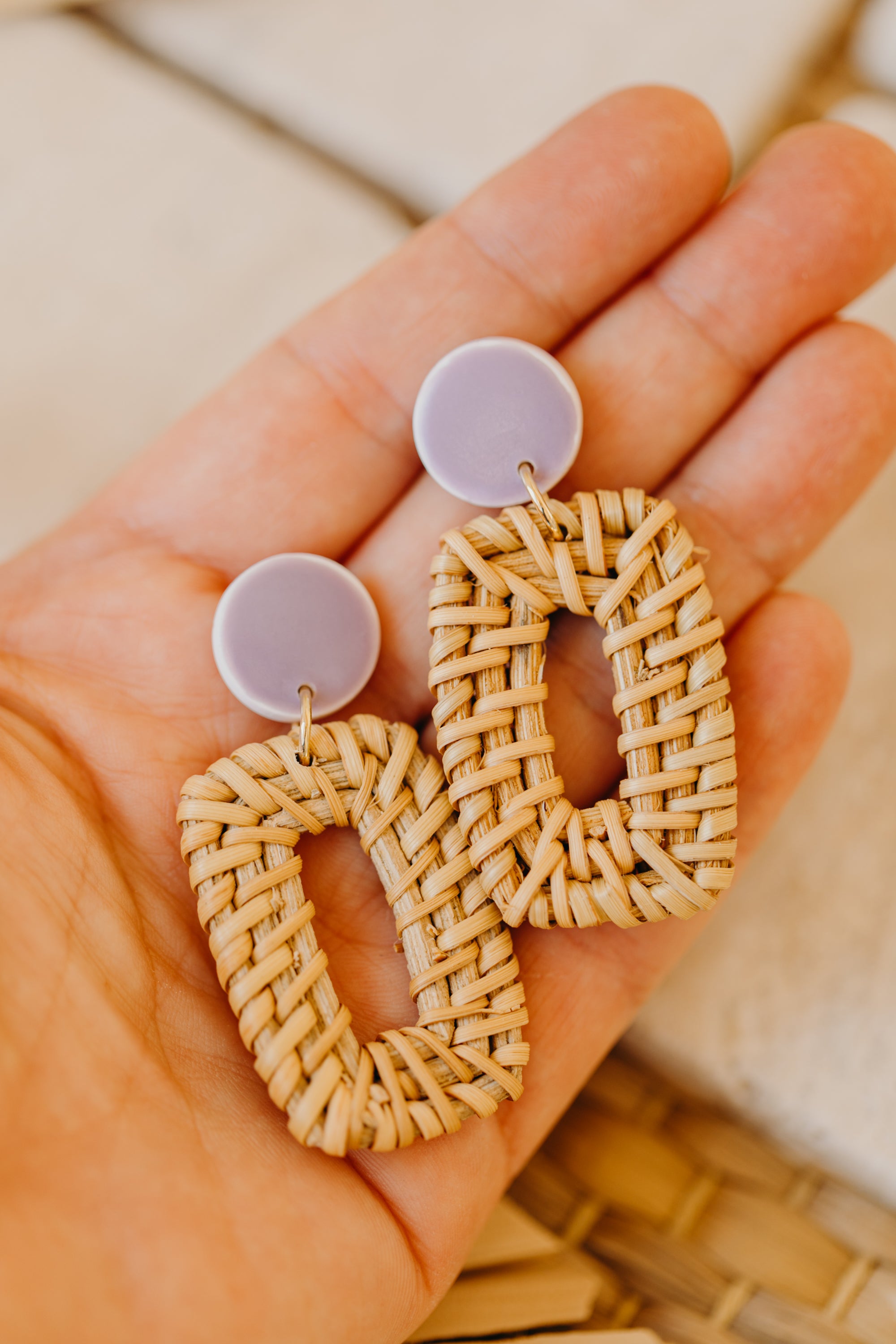 Lila Polymer Ton Ohrringe im Keramik Look mit Rattan Anhänger Rechteck