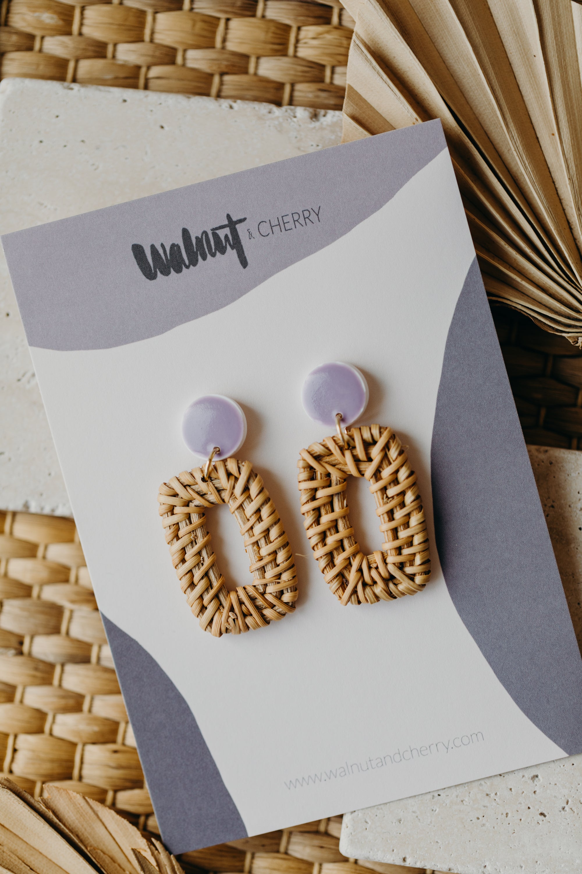 Lila Polymer Ton Ohrringe im Keramik Look mit Rattan Anhänger Rechteck