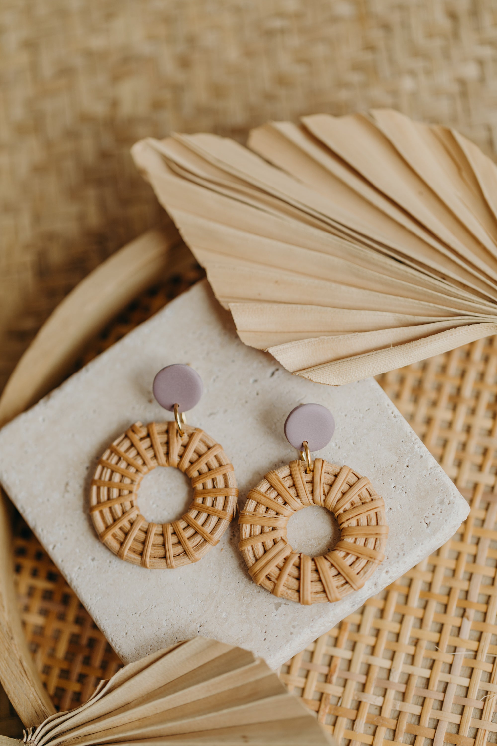 Runde Polymer Ton Ohrringe in der Farbe Flieder mit Rattan Anhänger Kreis