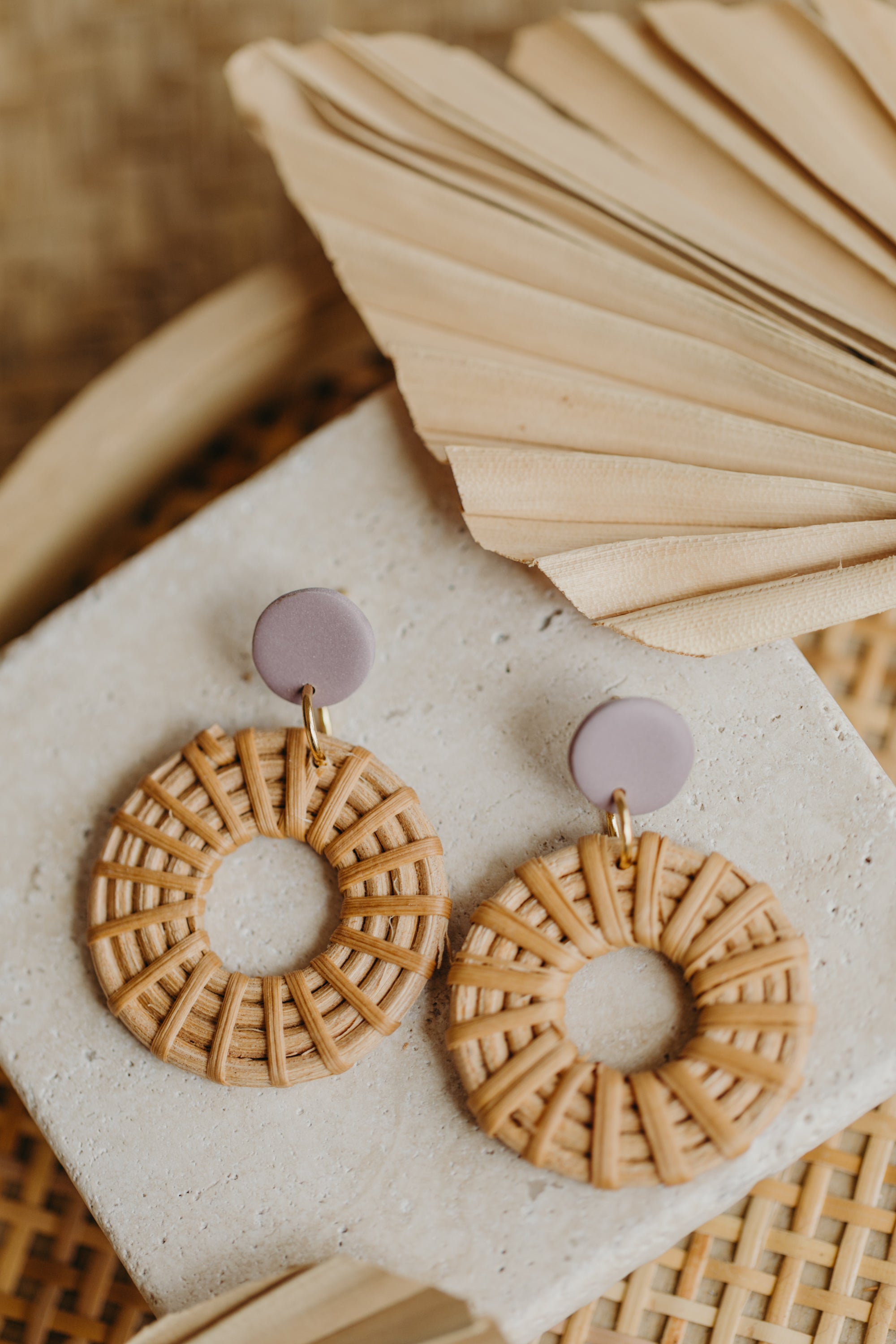Runde Polymer Ton Ohrringe in der Farbe Flieder mit Rattan Anhänger Kreis
