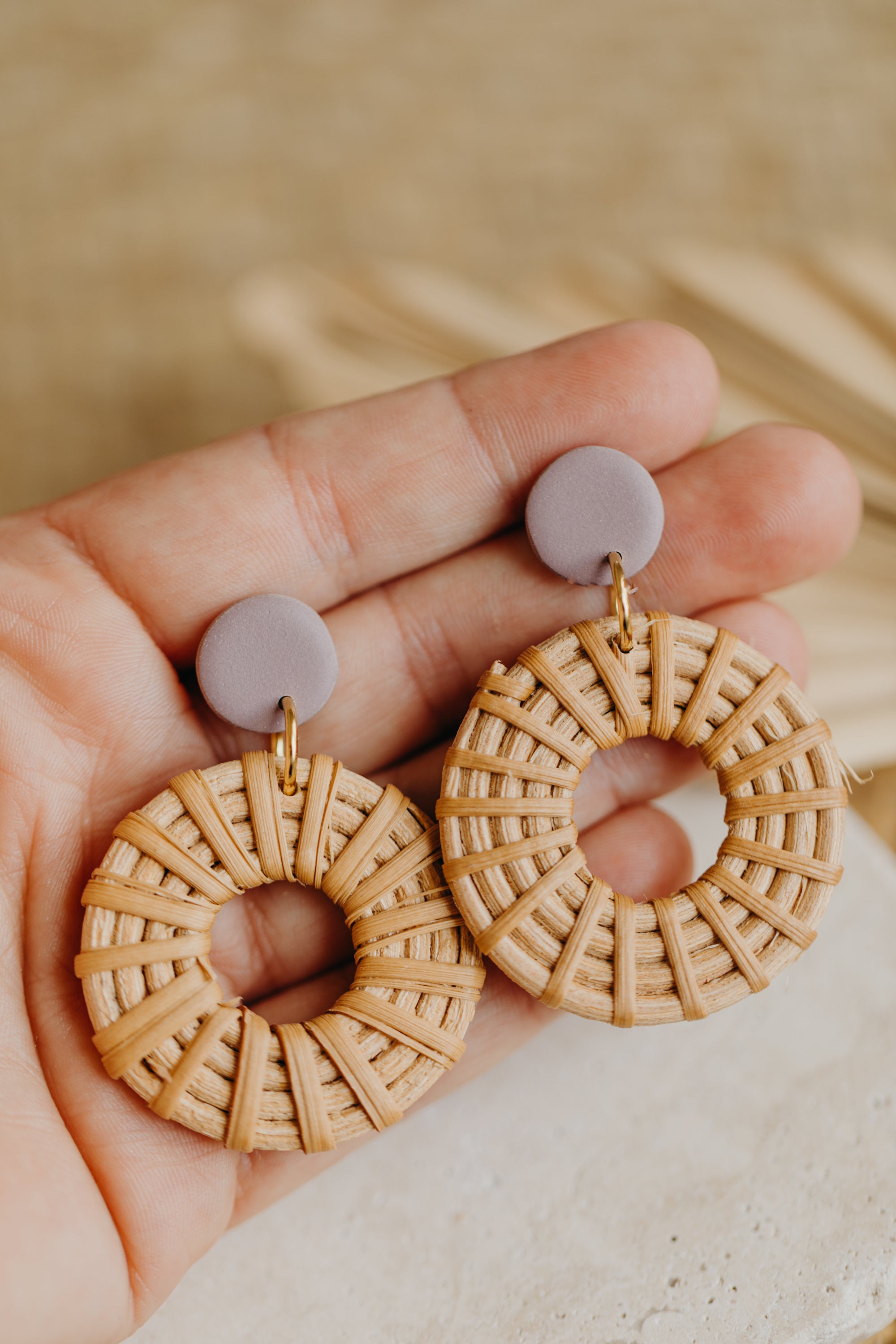 Runde Polymer Ton Ohrringe in der Farbe Flieder mit Rattan Anhänger Kreis