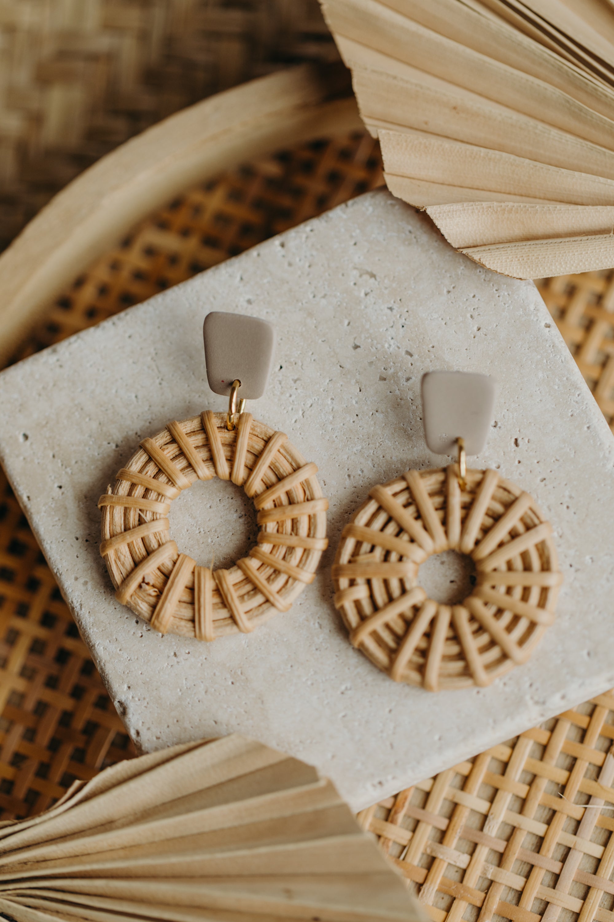 Eckige Polymer Ton Ohrringe mit rundem Rattan Anhänger in der Farbe Kieselstein