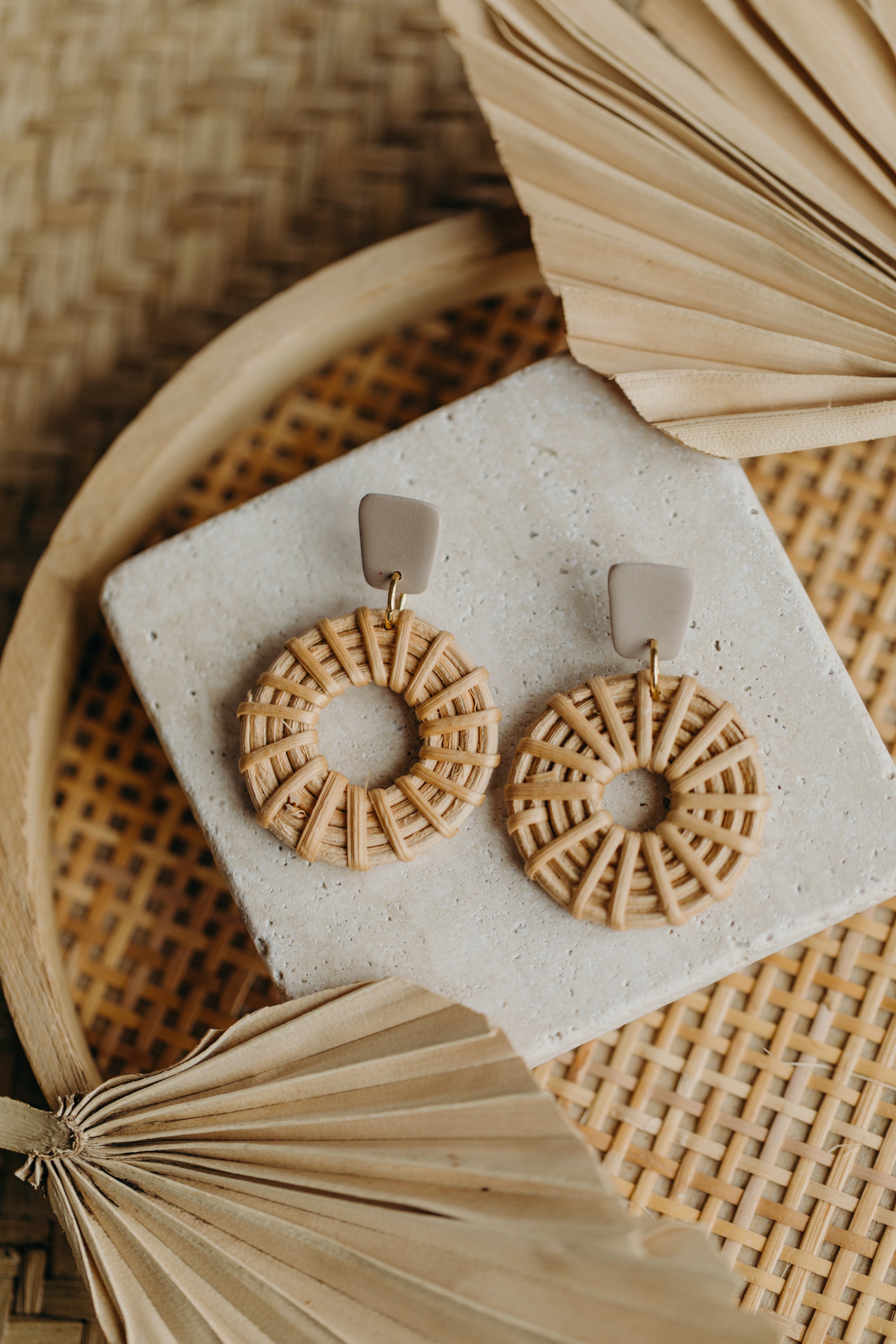 Eckige Polymer Ton Ohrringe mit rundem Rattan Anhänger in der Farbe Kieselstein