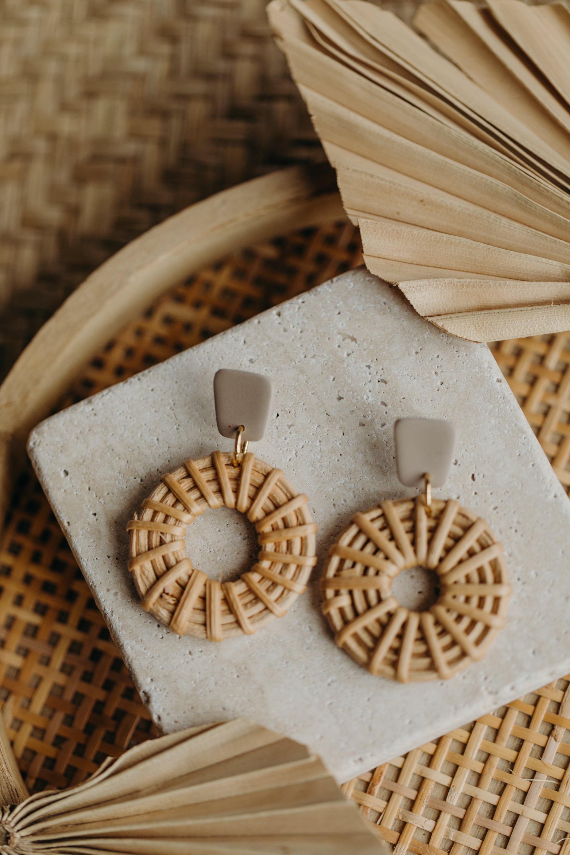 Eckige Polymer Ton Ohrringe mit rundem Rattan Anhänger in der Farbe Kieselstein