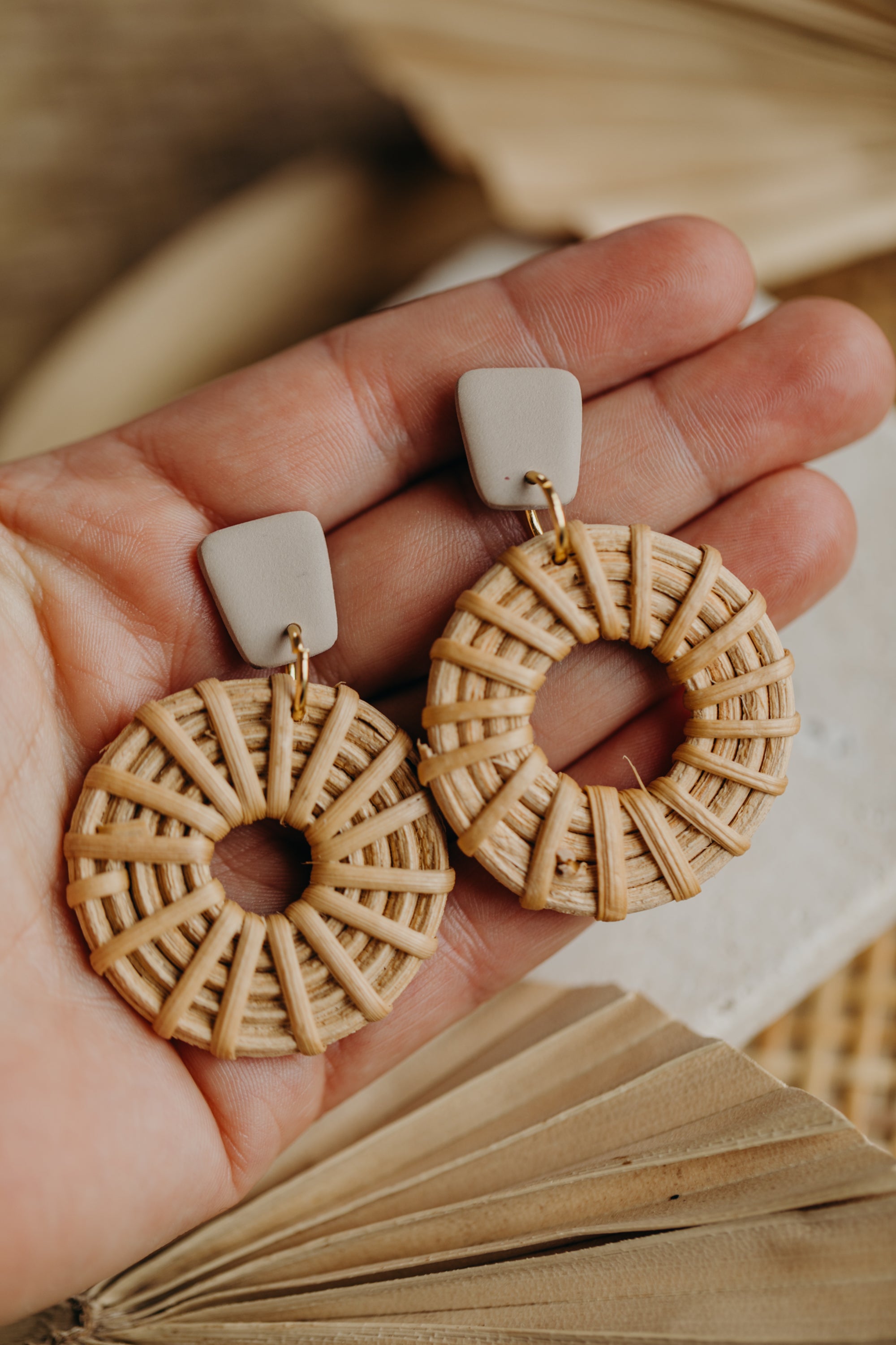 Eckige Polymer Ton Ohrringe mit rundem Rattan Anhänger in der Farbe Kieselstein