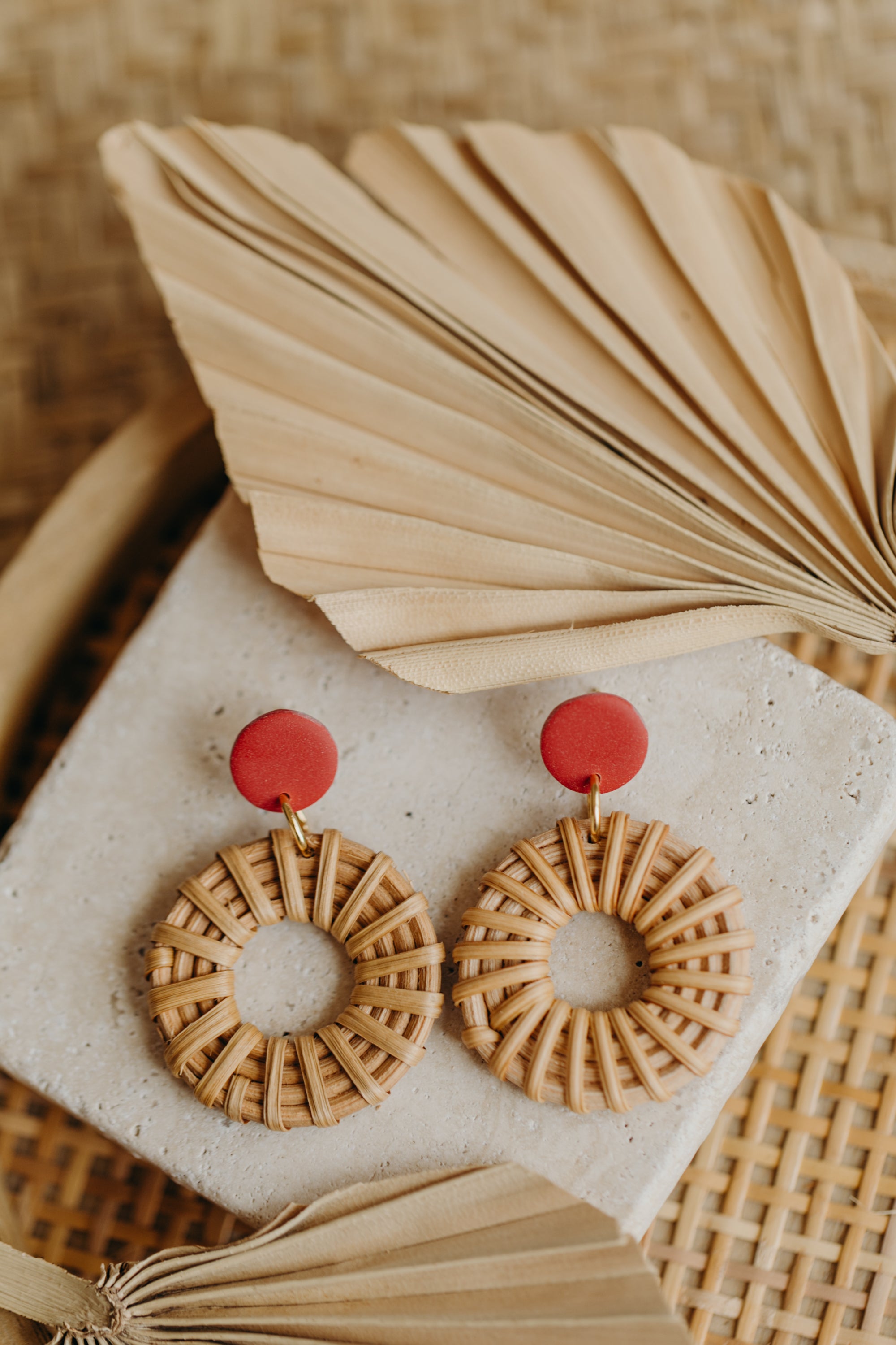 Runde rote Polymer Ton Ohrringe mit rundem Rattan Anhänger