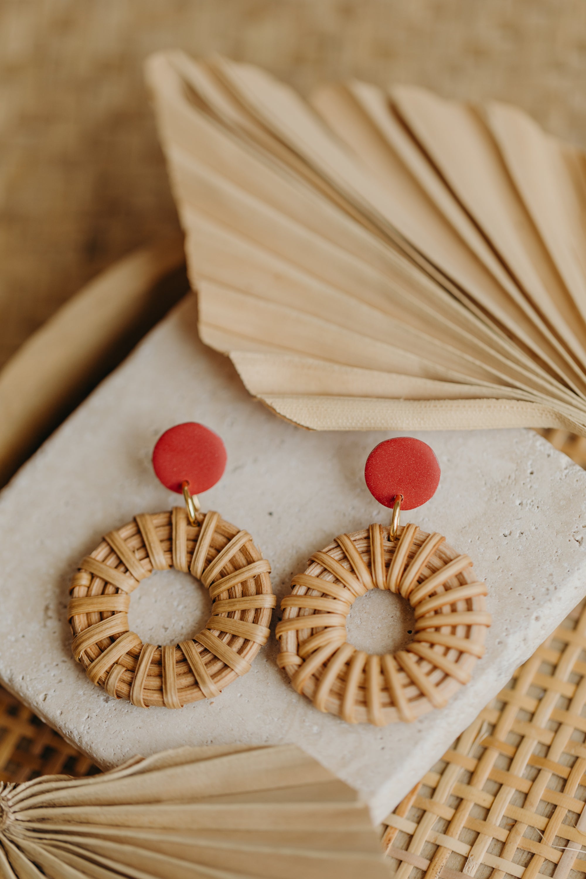 Runde rote Polymer Ton Ohrringe mit rundem Rattan Anhänger