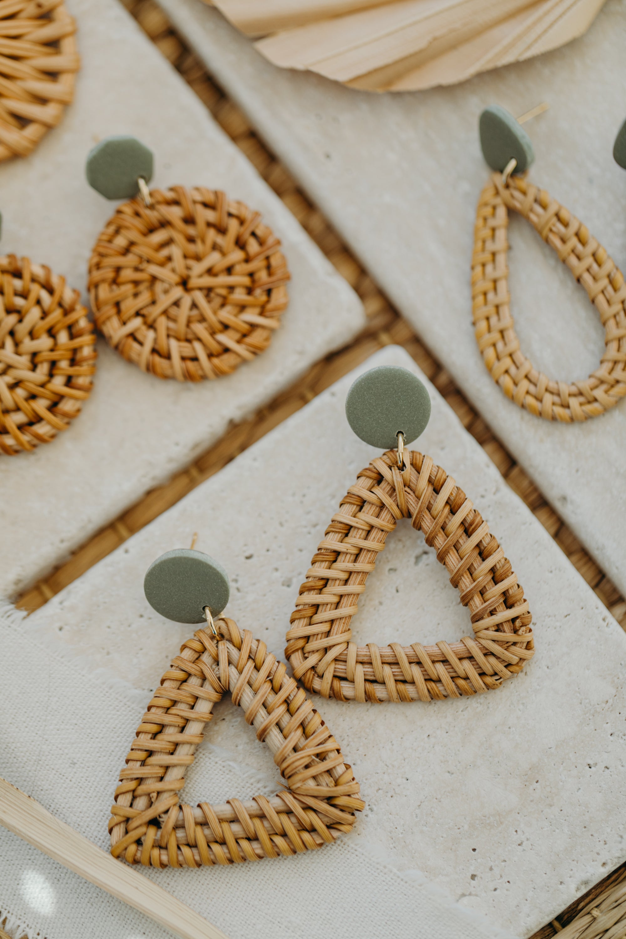 Eukalyptus grüne Polymer Ton Ohrringe mit Rattan Anhänger Dreieck