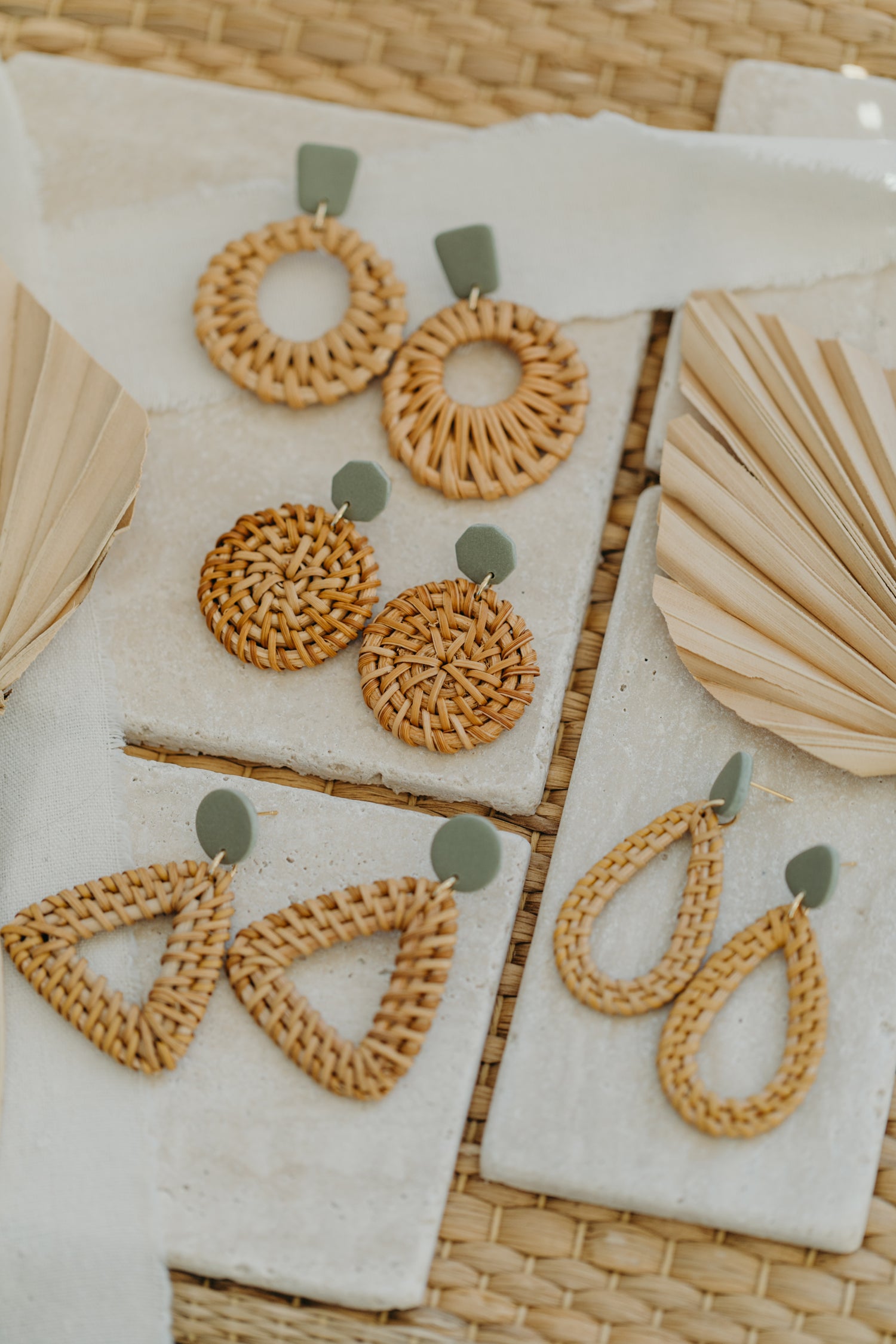 Eukalyptus grüne Polymer Ton Ohrringe mit Rattan Anhänger Kreis