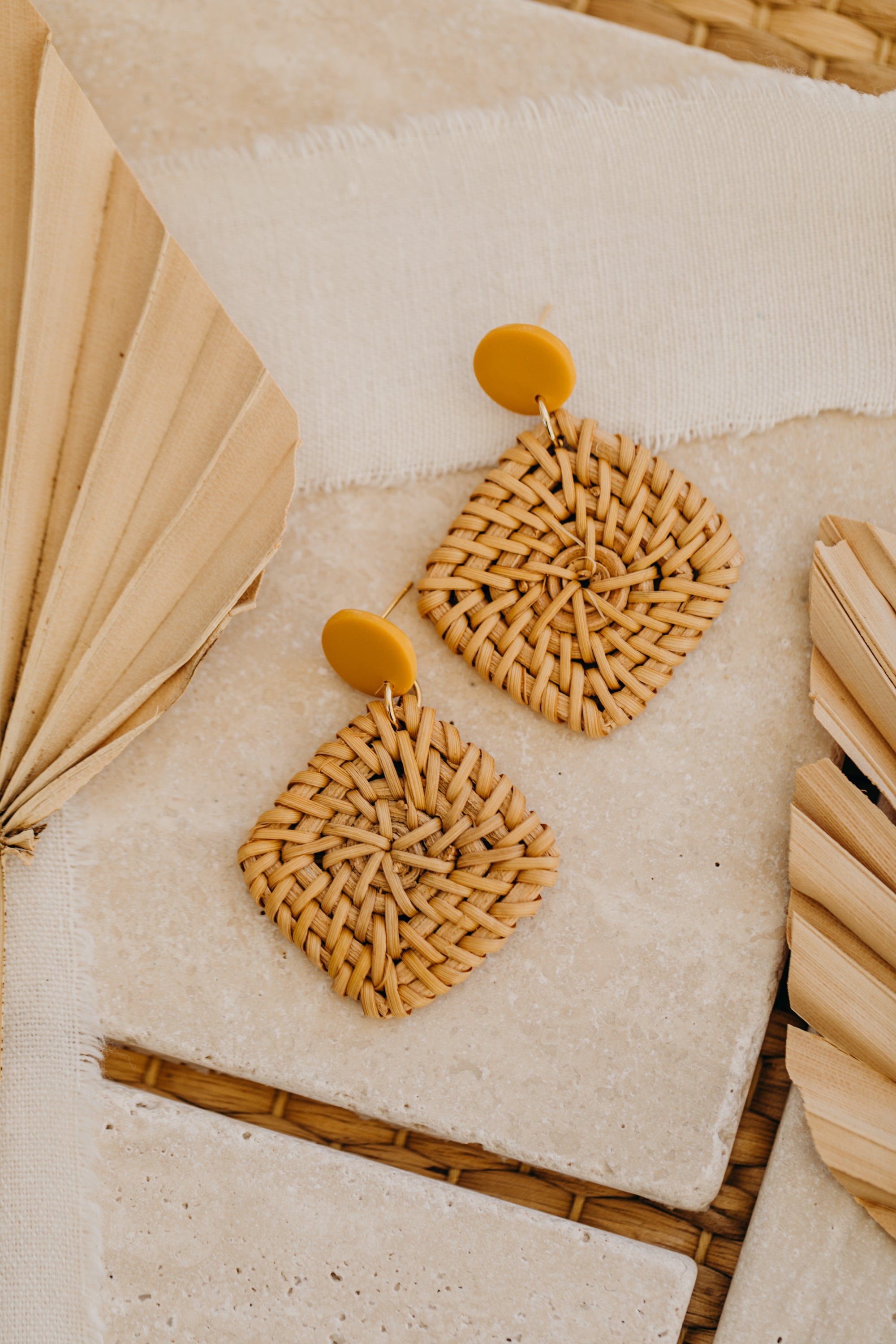 runde Polymer Ton Ohrringe in der Farbe Senfgelb mit Rattan Anhänger Quadrat
