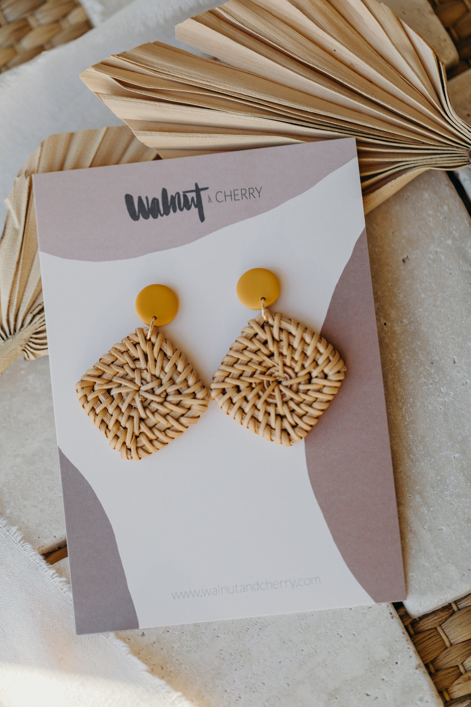 runde Polymer Ton Ohrringe in der Farbe Senfgelb mit Rattan Anhänger Quadrat