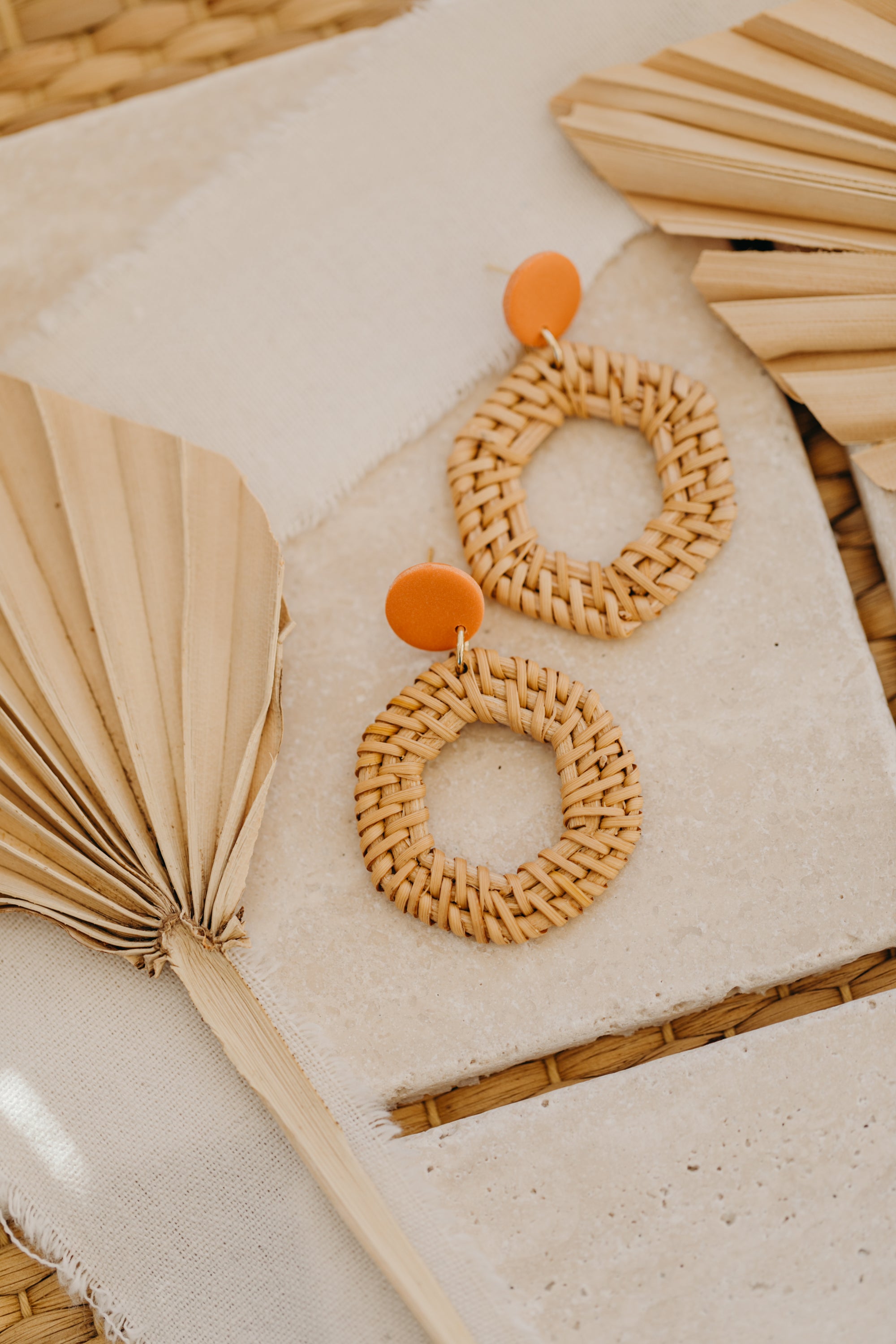 Polymer Ton Ohrringe in der Farbe Orange mit Rattan Anhänger Sechseck