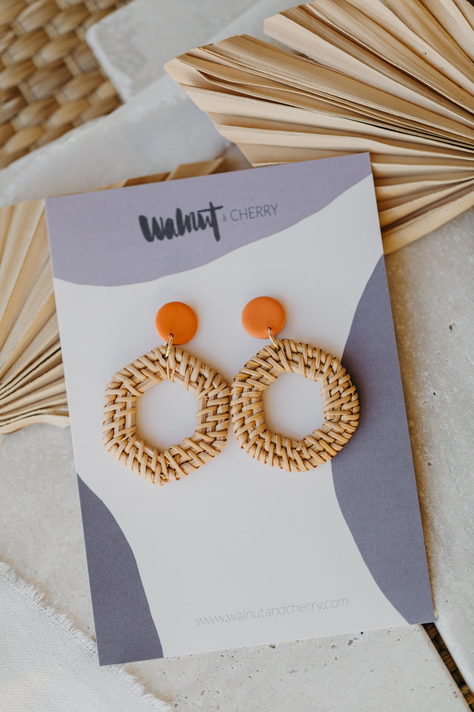 Polymer Ton Ohrringe in der Farbe Orange mit Rattan Anhänger Sechseck