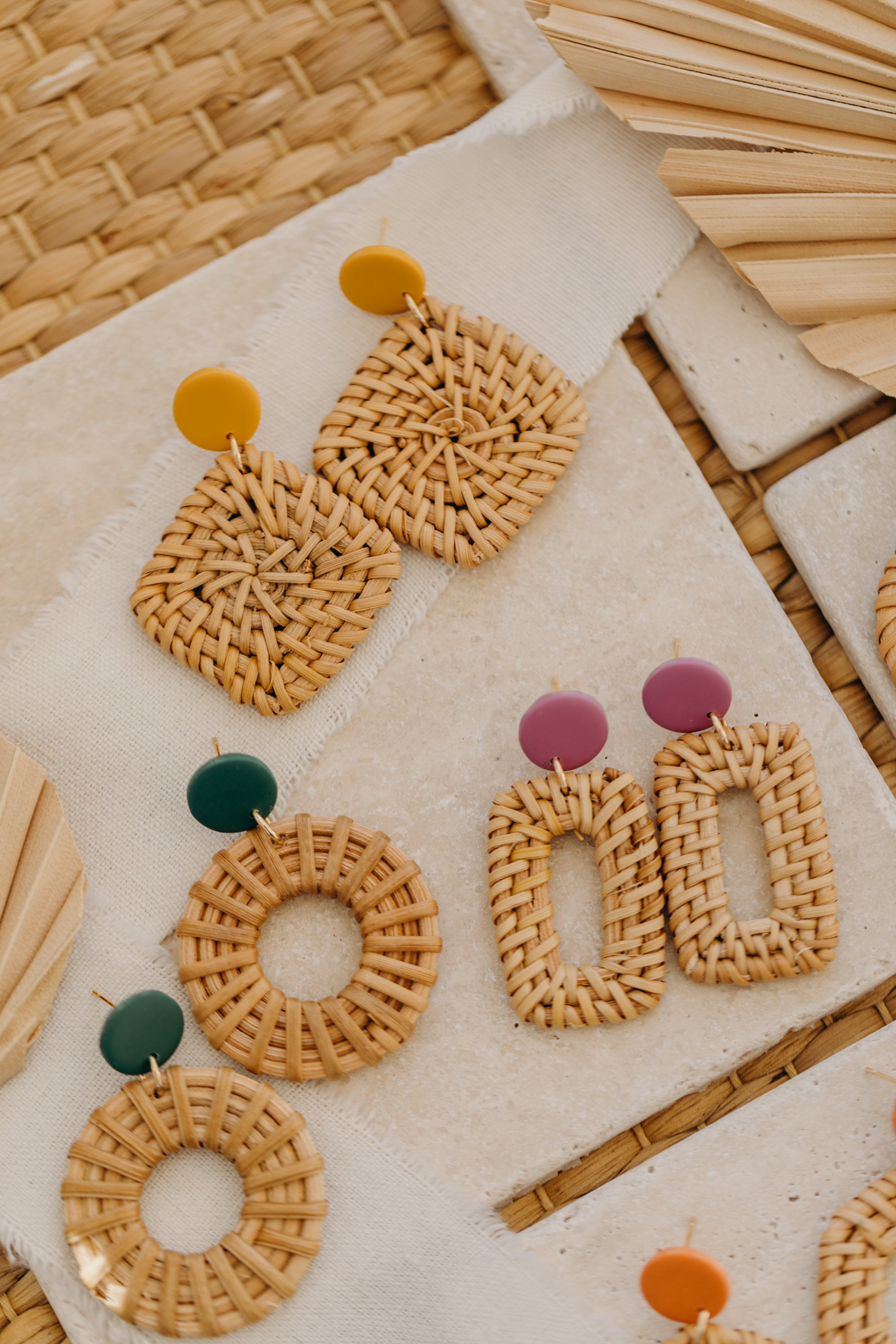 runde Polymer Ton Ohrringe in der Farbe Fuchsia mit Rattan Anhänger Rechteck